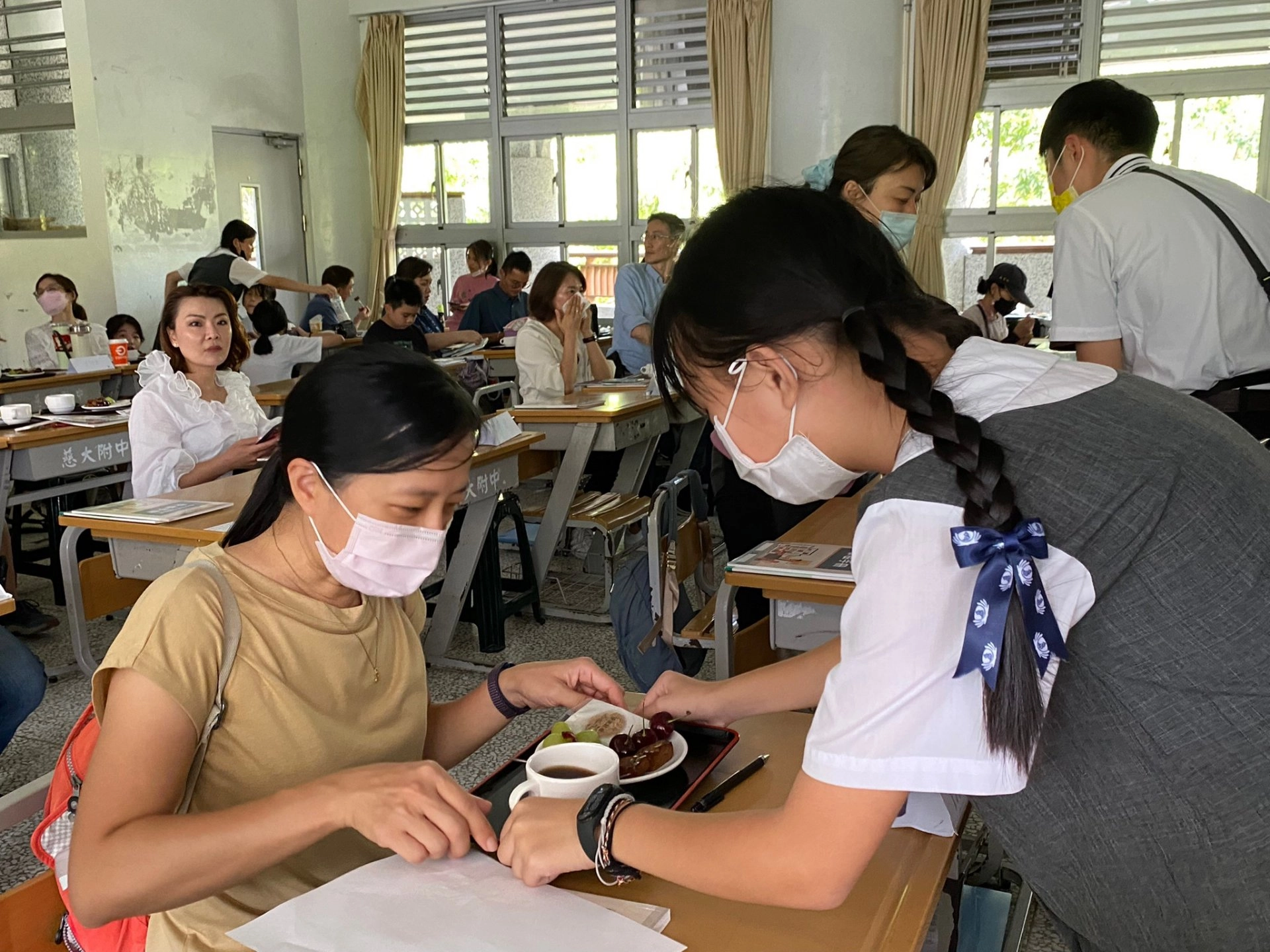 孩子以恭敬心,向家長奉上一杯熱茶