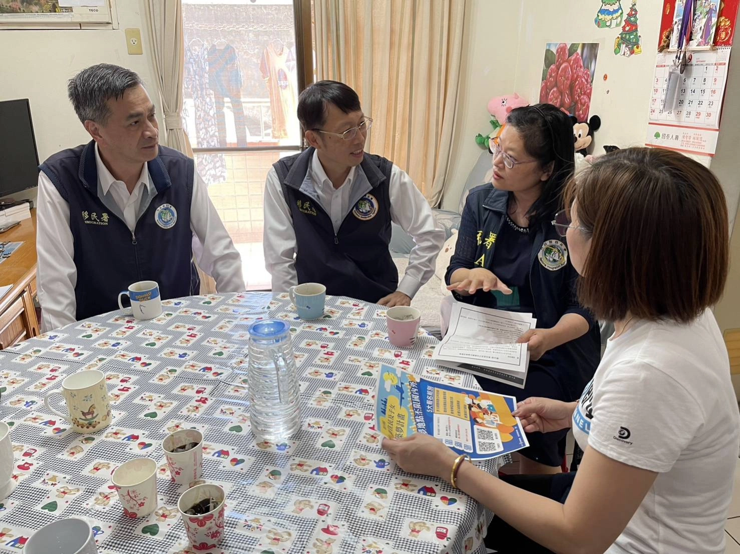 移民署陳建成副署長(左一)、北區事務大隊長吳嘉弘(左二)及移事務組專門委員訪視新住民,宣導新住民照顧計畫措施。