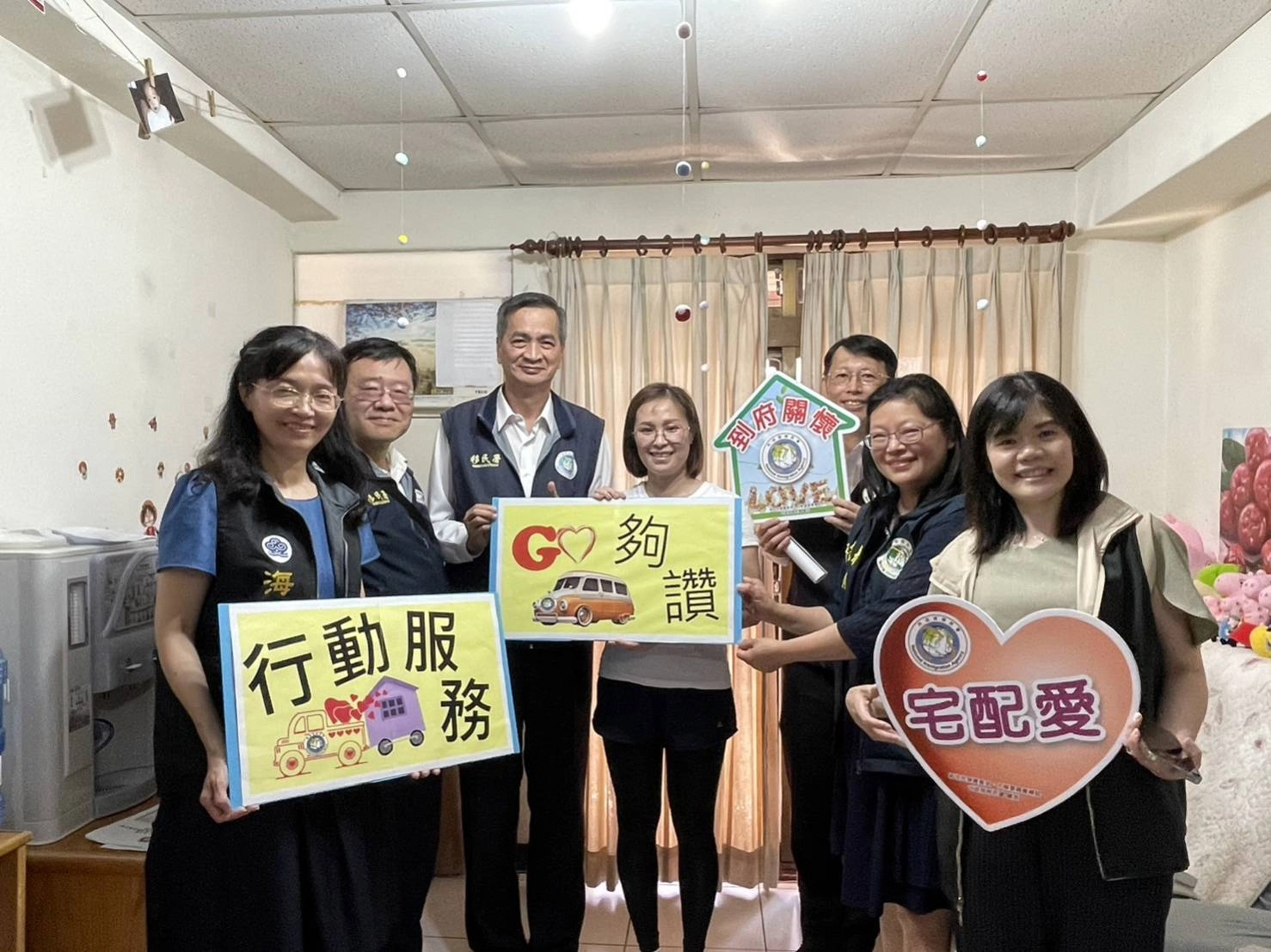 新住民黎盈希(中)與移民署陳建成副署長(左三)、大陸委員會楊育靜科長(右一)及財團法人海峽交流基金會林淑敏科長(左一)等人大合照