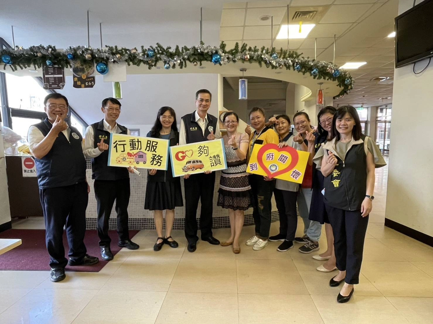 移民署副署長陳建成(左四)、陸委會楊育靜科長(左三)、海基會林淑敏科長(右一)及博愛全人發展協會執行秘書李琛玲(左五)等人全體大合照。