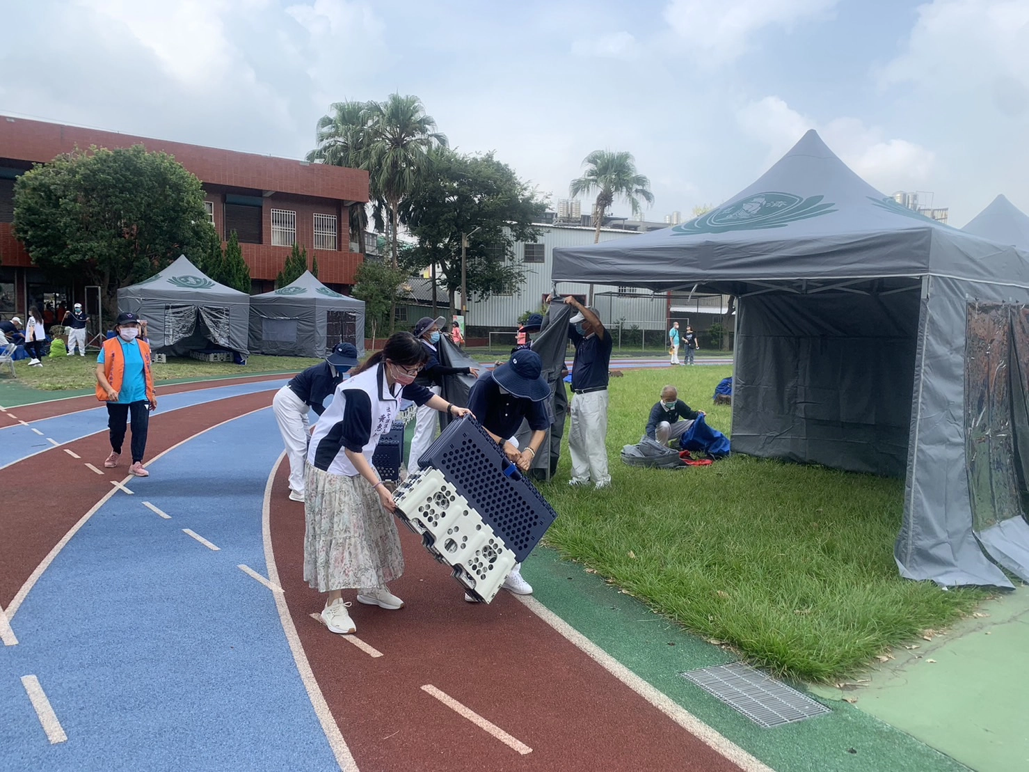 此次演練跟以往不同,完全以現場指揮官下達指令開始模擬災害演練,在沒有預先操作搭設完成的情況下,慈濟志工結合社區發展協會志工及公所人員大家分工合作,協力完成帳篷架設及避難處所物資整備。