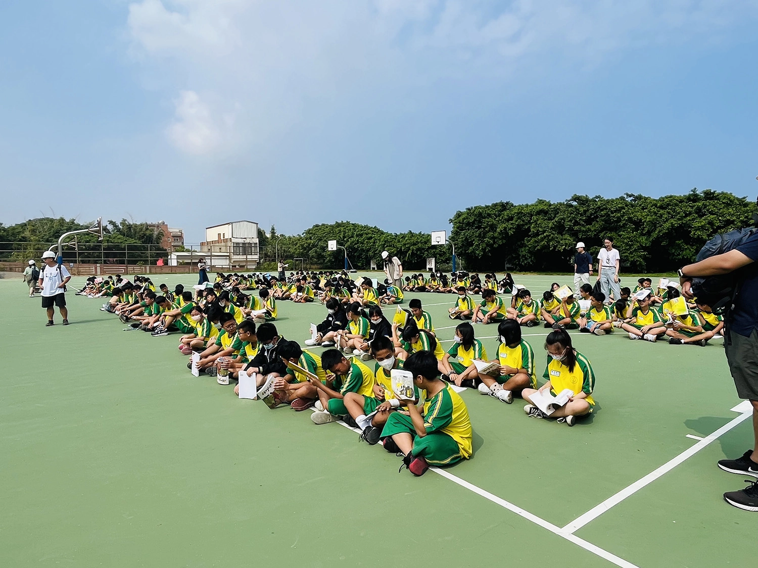 觀音國中的同學們也於9點21分,在教師指揮下進行地震情境避難演練。