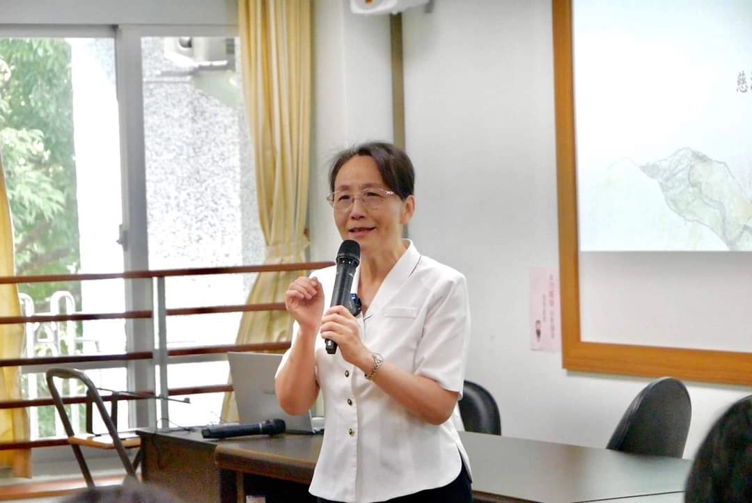 慈濟大學何縕琪副校長希望透過將人文心理學帶領大家進入受苦之境,帶來深度的「看見」。<