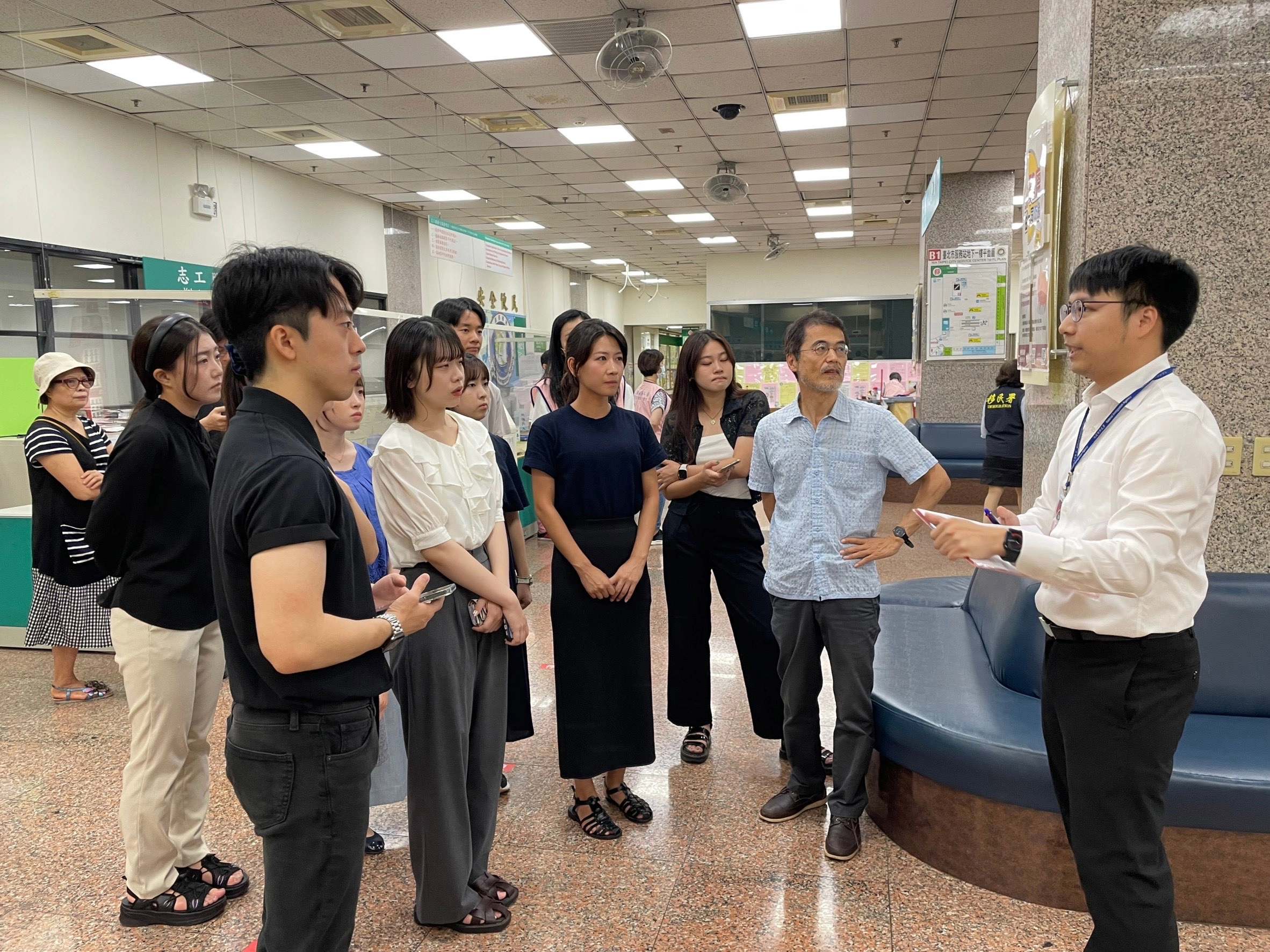 帶領參觀的臺北市服務站移民官王志文(右一),本身就是日語專才,也曾在日本留學,以流利日語講解接待,讓日本師生倍感親切。