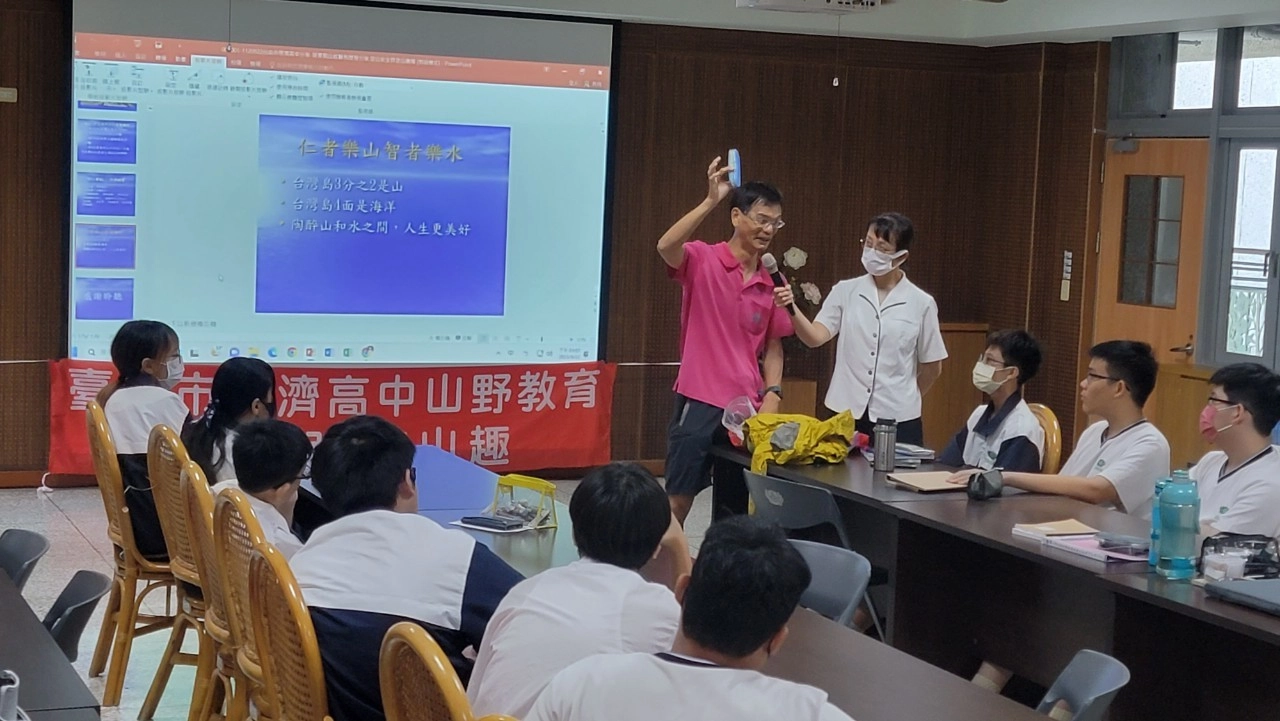 講師帶來了很多個人裝備,分享登山安全的重要條件。