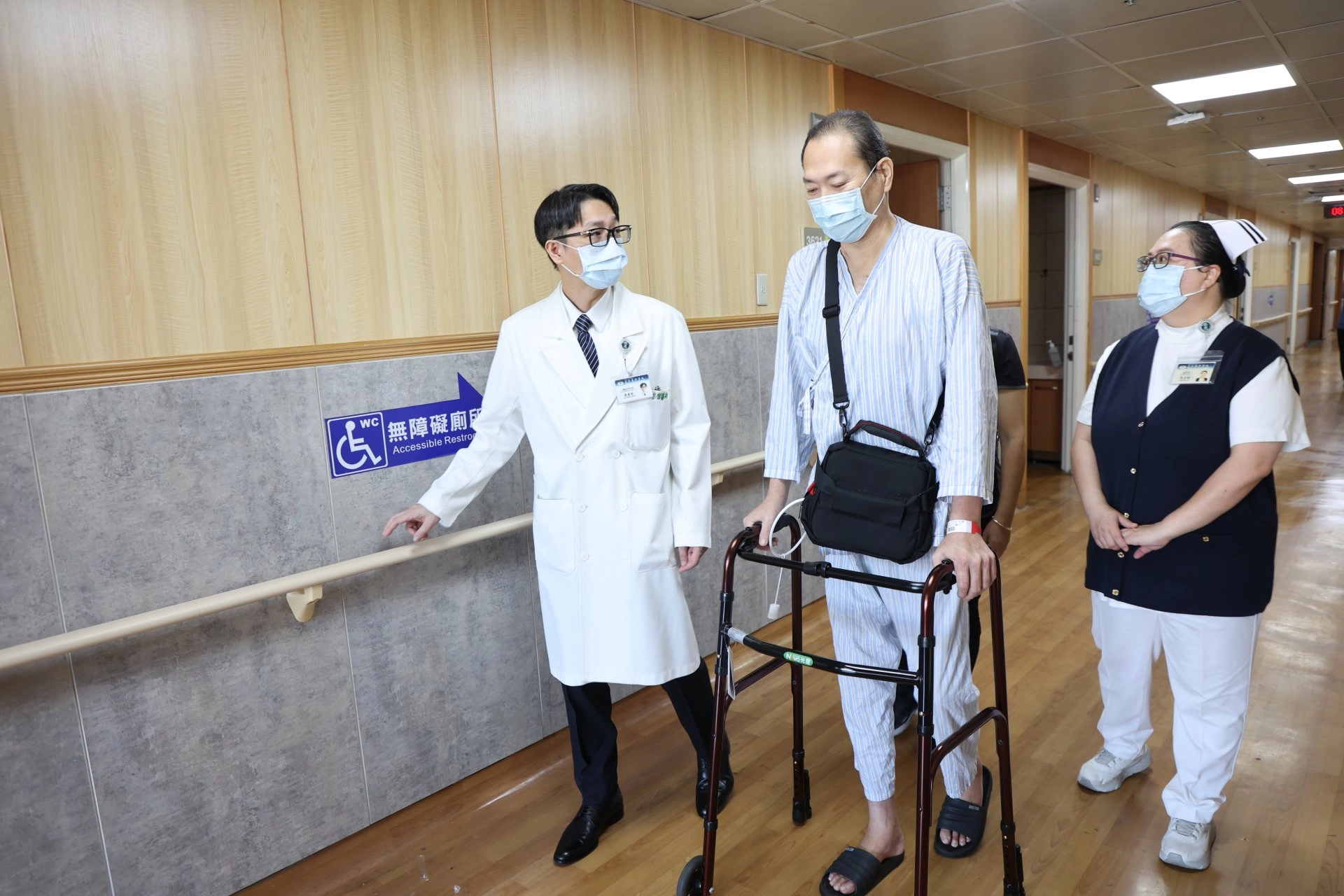 花蓮第一例使用長效型心室輔助器的趙先生(中),非常感謝張睿智醫師(左)與團隊這麼認真又細心的照護,他一定會好好的活著,來回饋醫療團隊。