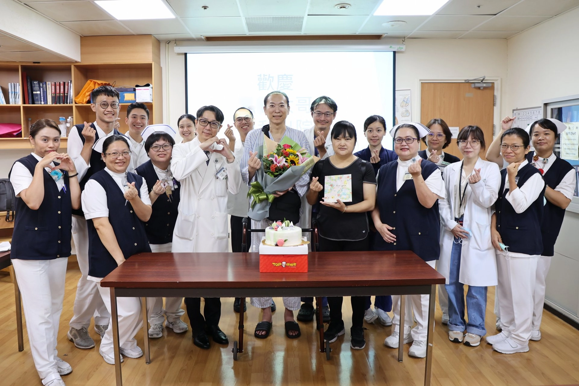 花蓮慈濟醫院團隊送上蛋糕,祝福趙先生重獲「心」生。