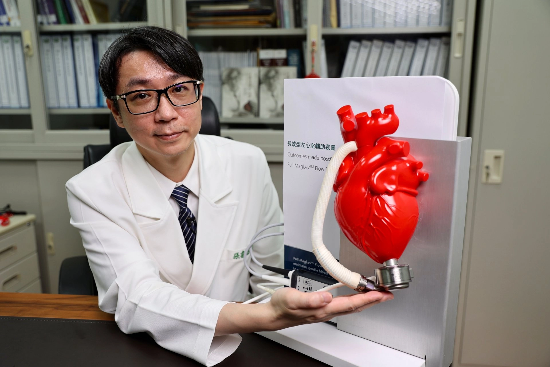 花蓮慈院外科部主任張睿智表示,長效型心室輔助器是將磁浮式馬達安裝於心臟上,以人工血管將血液引流到主動脈上進而傳遞到全身,並透過一條電極訊號線路連接到體外的儀器電池上,維持馬達運轉取代心臟的功能。