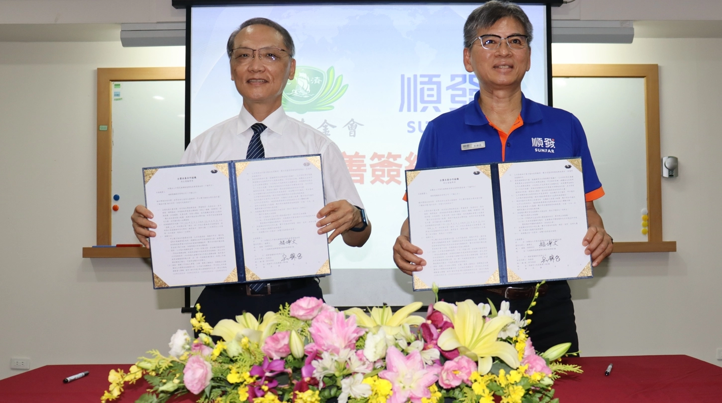 順發電腦響應慈濟基金會企業共善合作,9月26日下午慈濟基金會顏博文執行長(左)、順發電腦董事長吳錦昌(右)正式簽約。