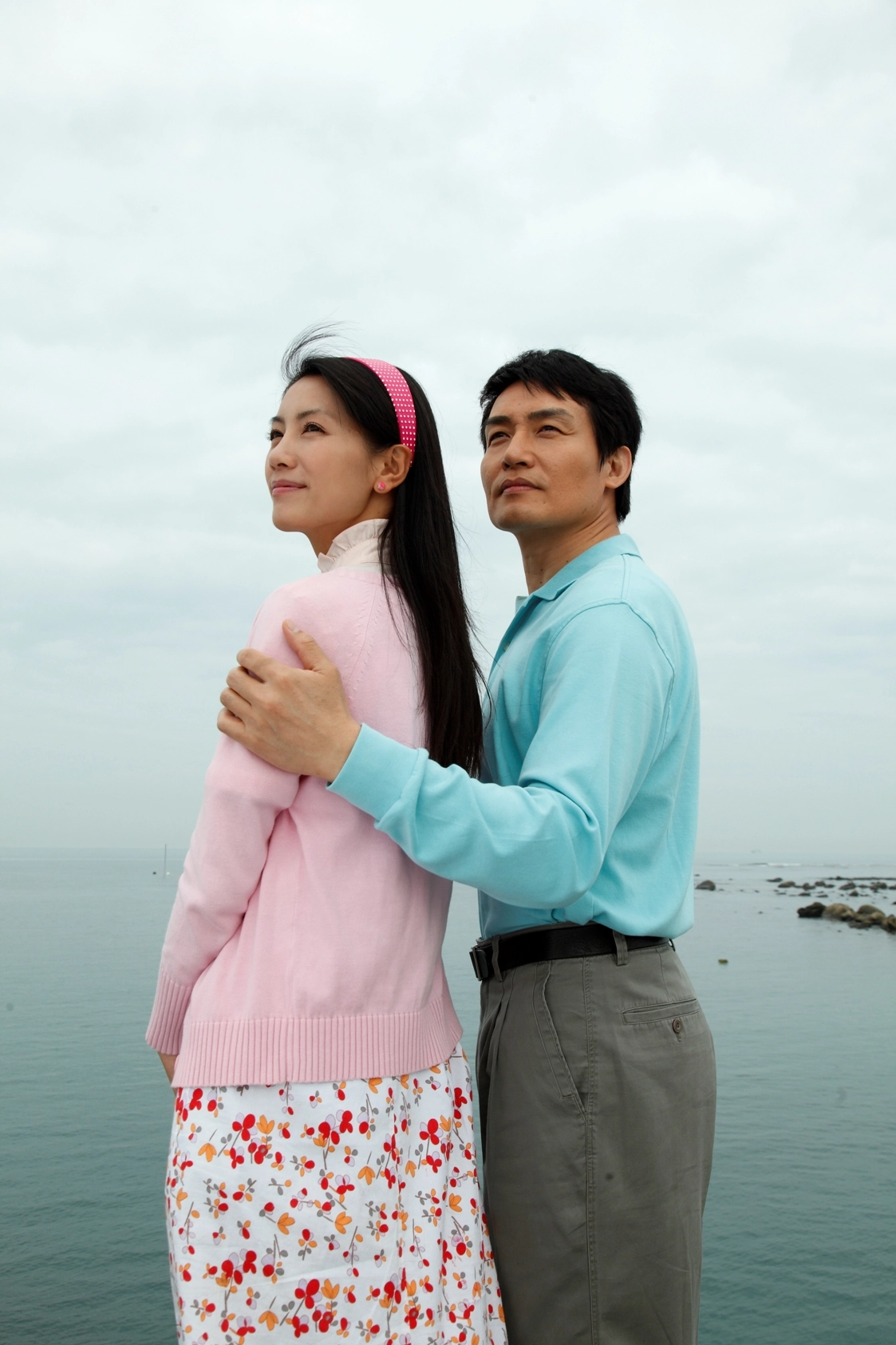 霍正奇(右)與林韋君(左)在《警察先生》中飾演夫妻婚前甜蜜。