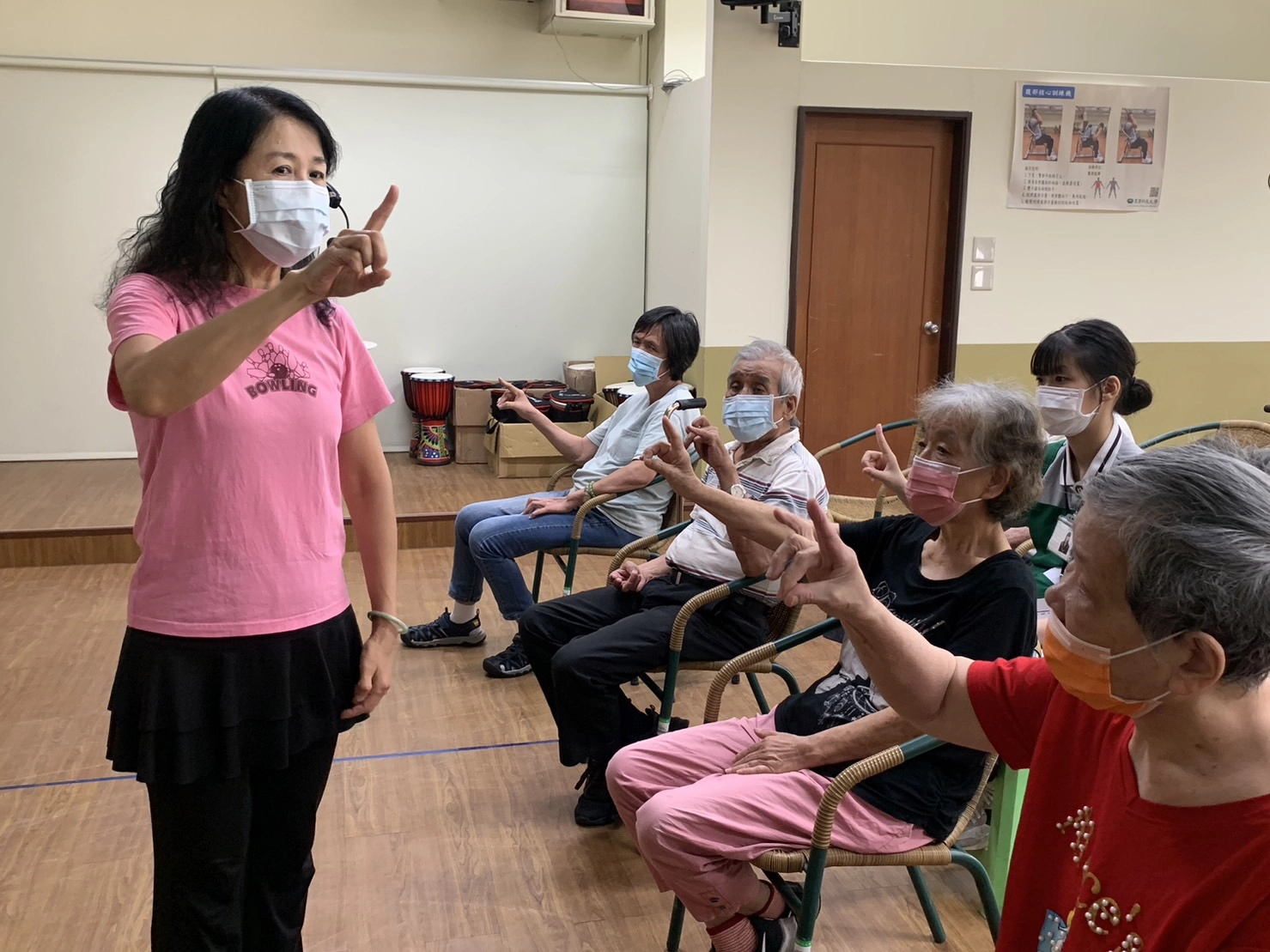 阿公阿嬤一邊哼曲調、一邊念數字,還能比手勢,讓老人家動嘴、動手又動腦。
