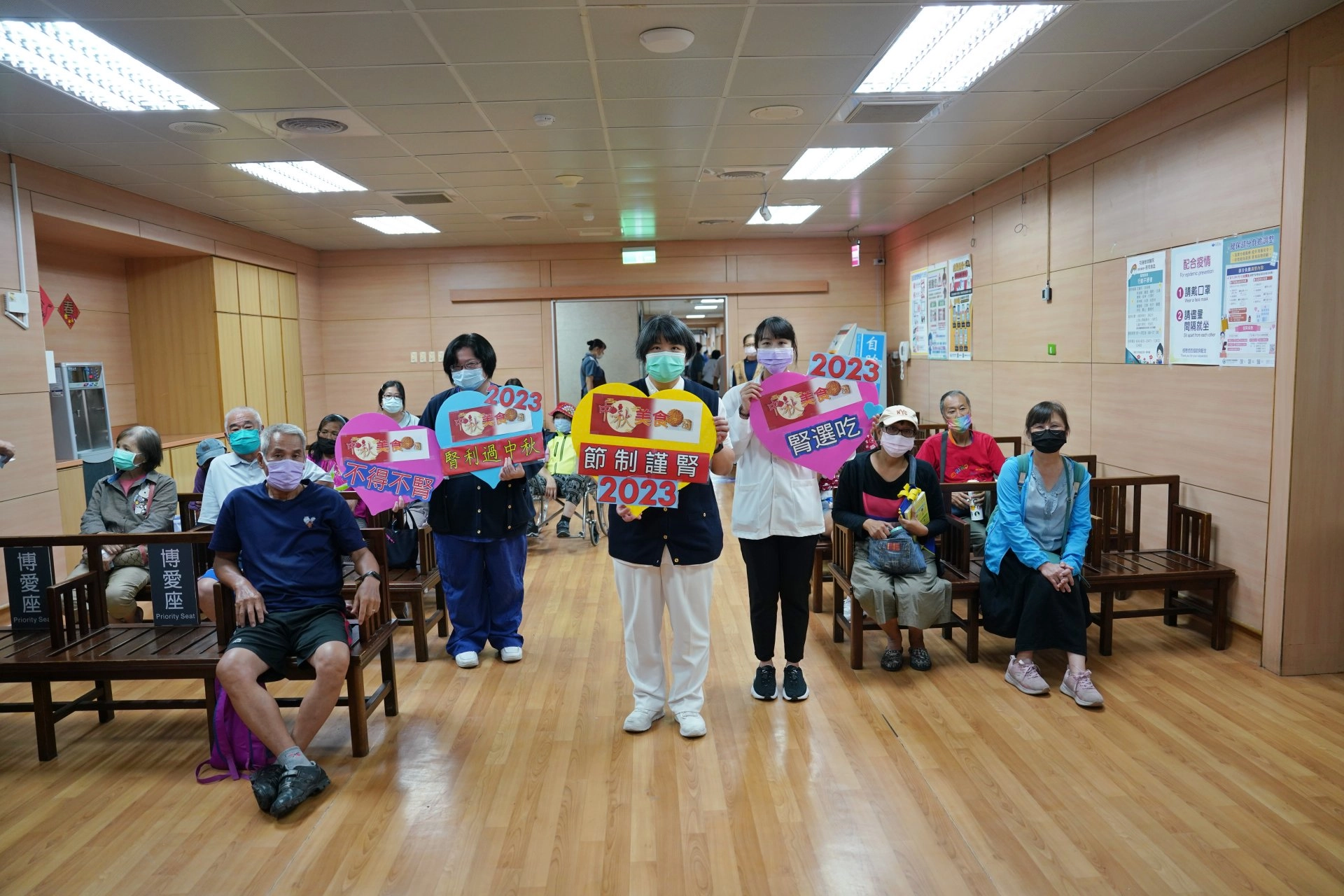 病友會結束後,林欣穎組長(站立者左一)、陳姿晴營養師(站立者右一)、個案管理師蔡鶴齡(站立者中),一起感恩病友踴躍出席。