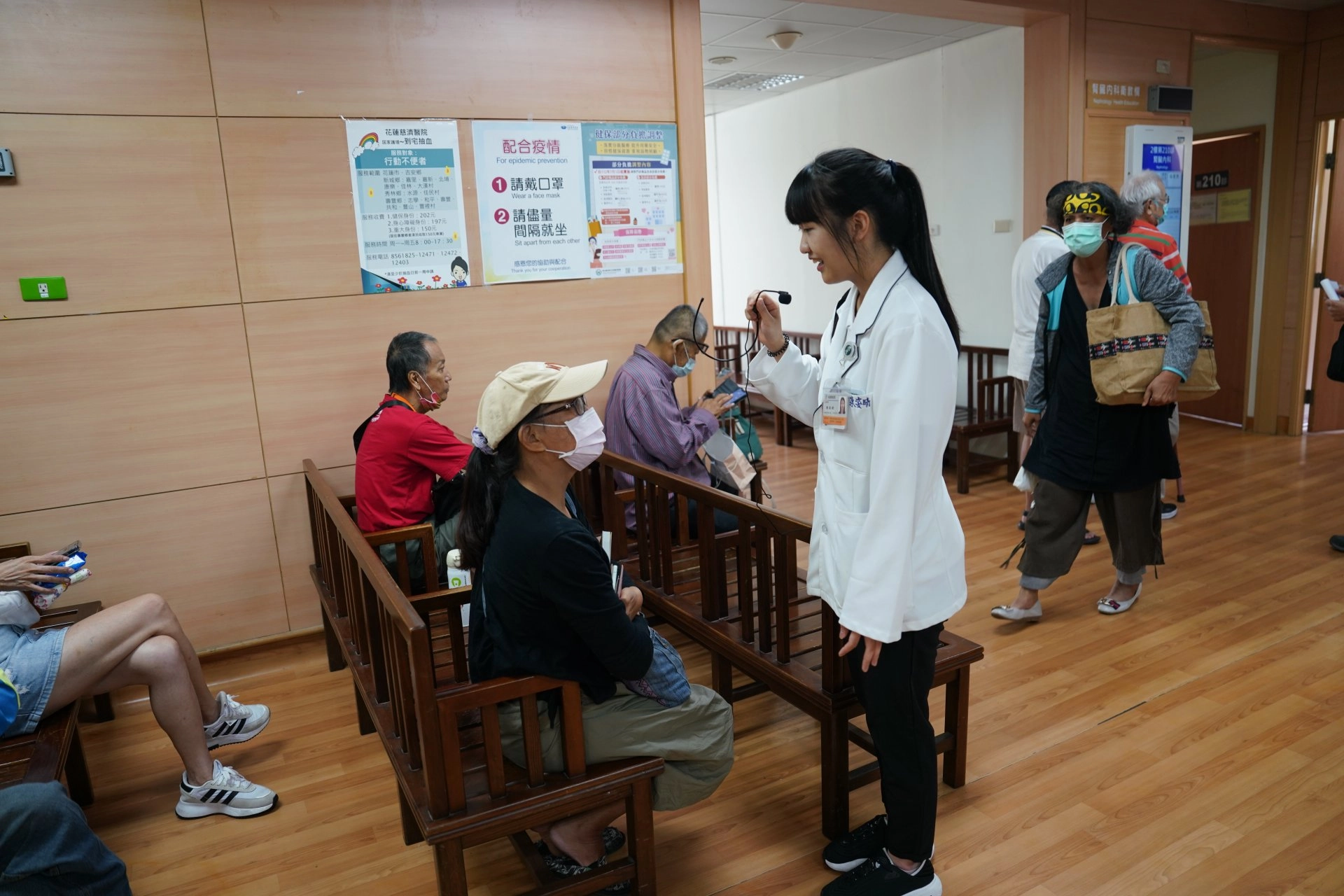 陳姿晴營養師以中秋節 美食「腎」選為題進行衛教,民眾也踴躍提問。