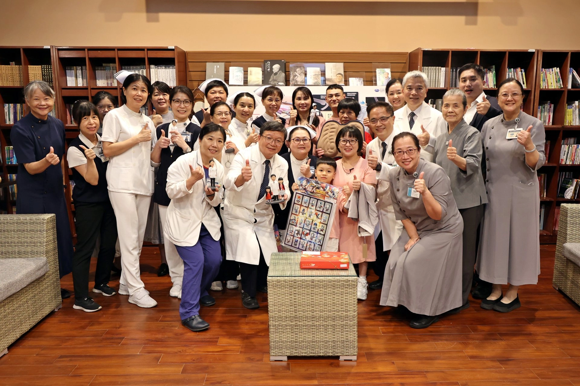 患有極罕見「極重度先天性膝反曲」,並在花蓮慈濟醫院治療成功的陳團治回診,曾照顧她的醫療團隊聚在一齊歡迎她「回娘家」。