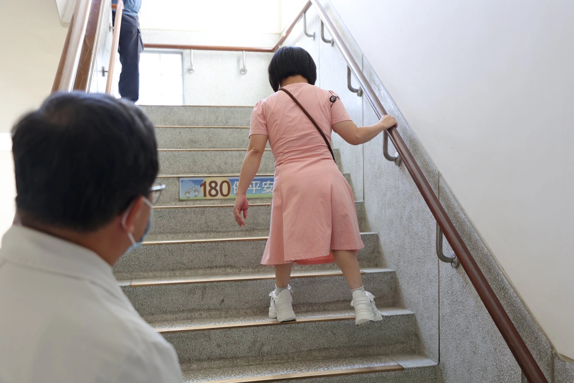 陳英和院長表示,這次回診無論是相關檢查影像,或實際觀察走路及上下樓梯的步伐,團治恢復得很好。