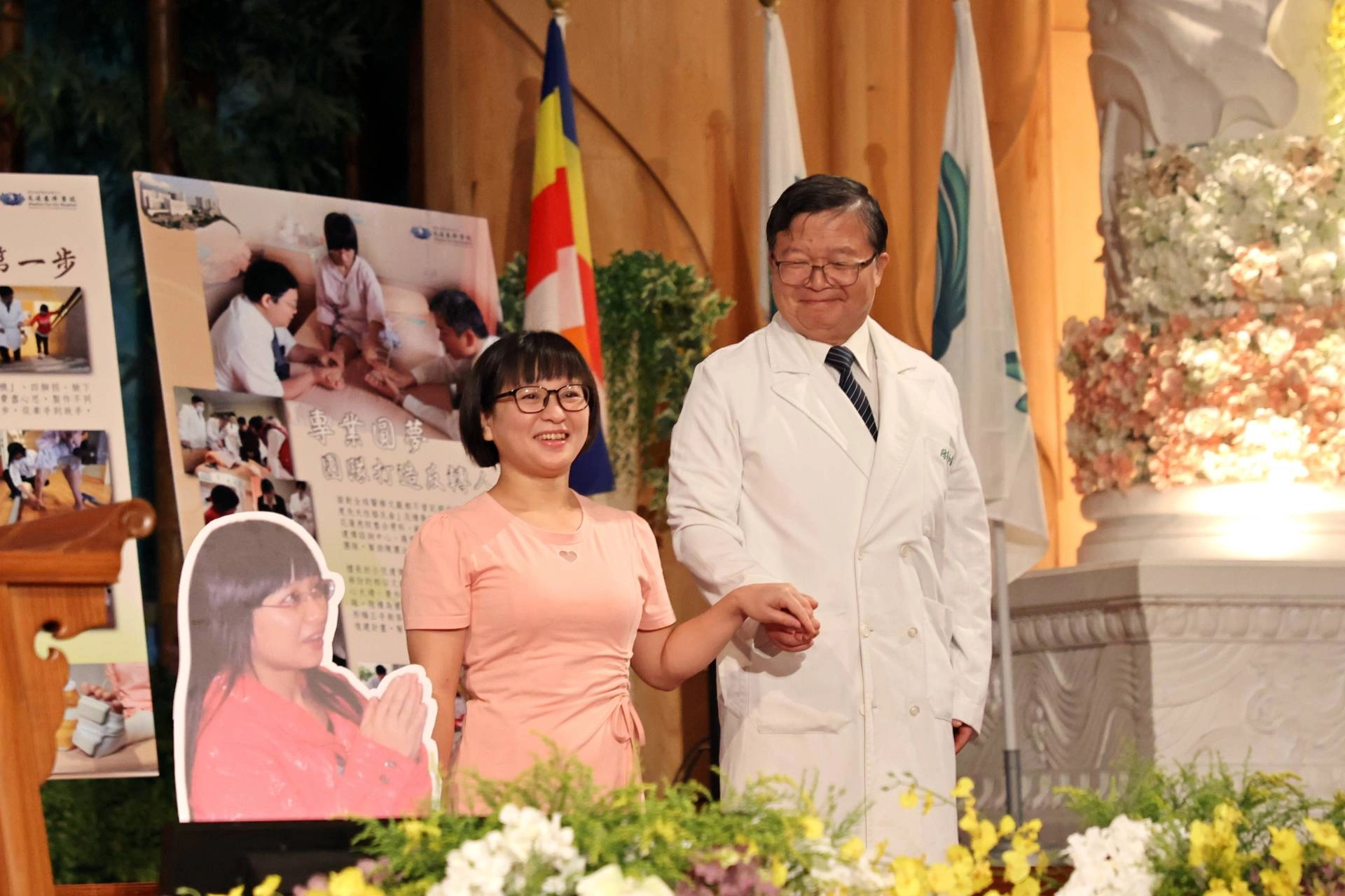 陳團治牽著陳英和院長的手,步履穩健地上臺,感動分享重獲新生的經驗。