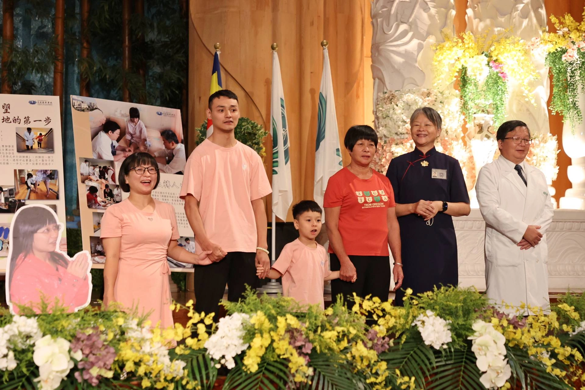 在全場熱烈掌聲中,陳英和院長、陳團治與團治媽媽、先生及兒子共同祝福中秋佳節愉快。