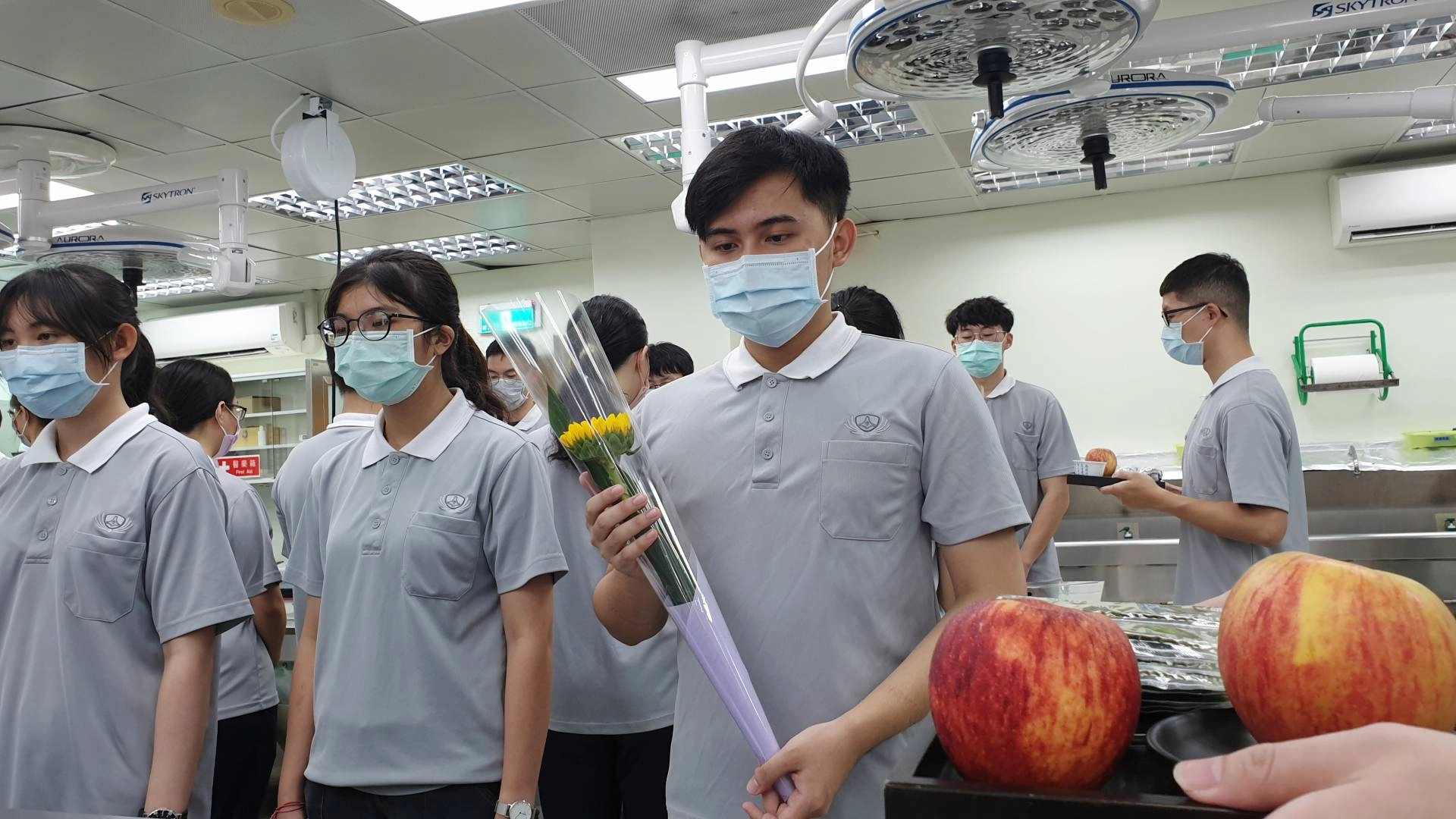 928教師節,慈濟大學醫學系解剖學科老師們,以及醫學系和後中醫學系醫學生們,為112學年12位無語良師舉辦感恩活動