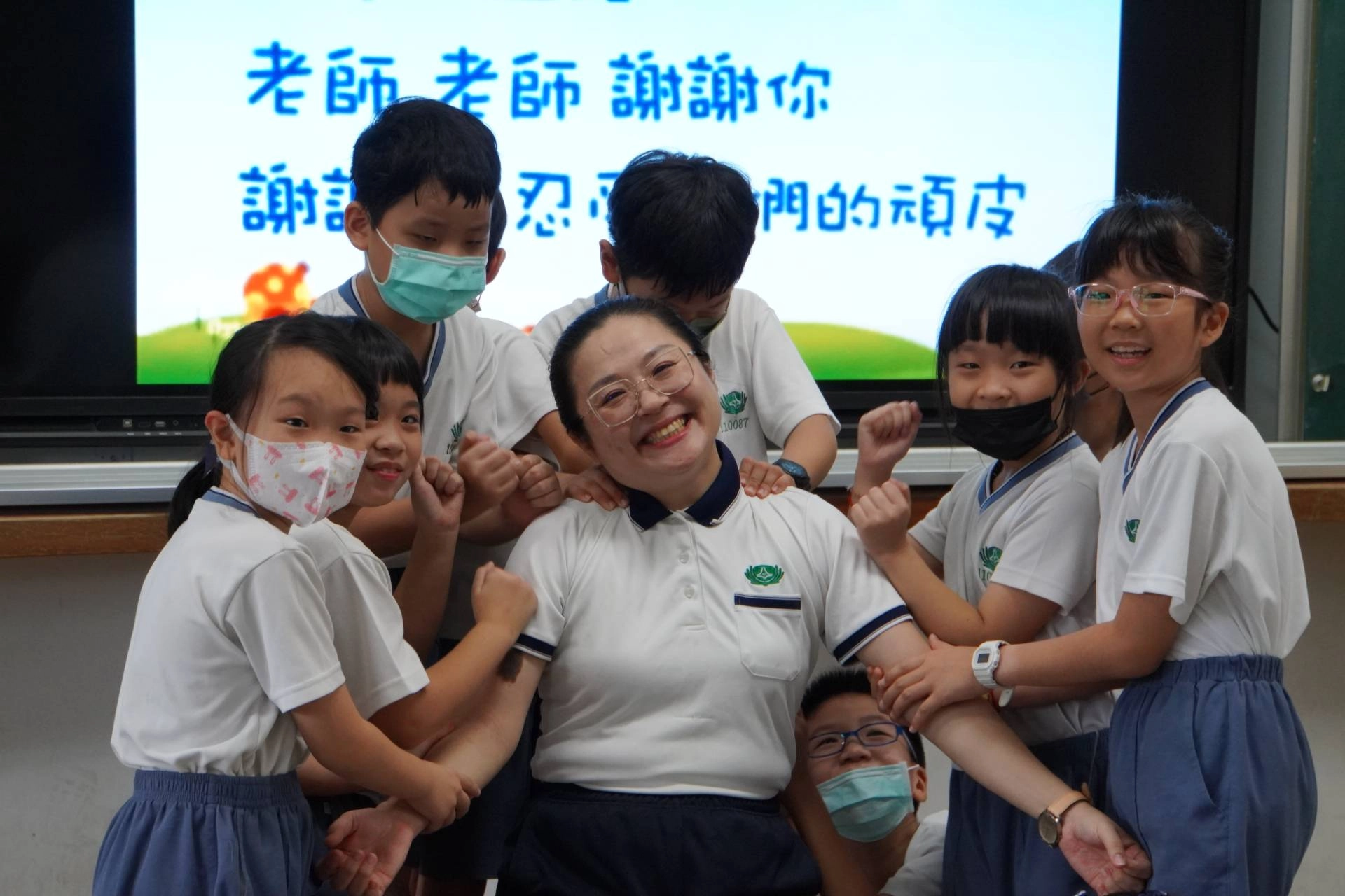 為老師捏捏手,消除疲勞,祝福老師身體健康!