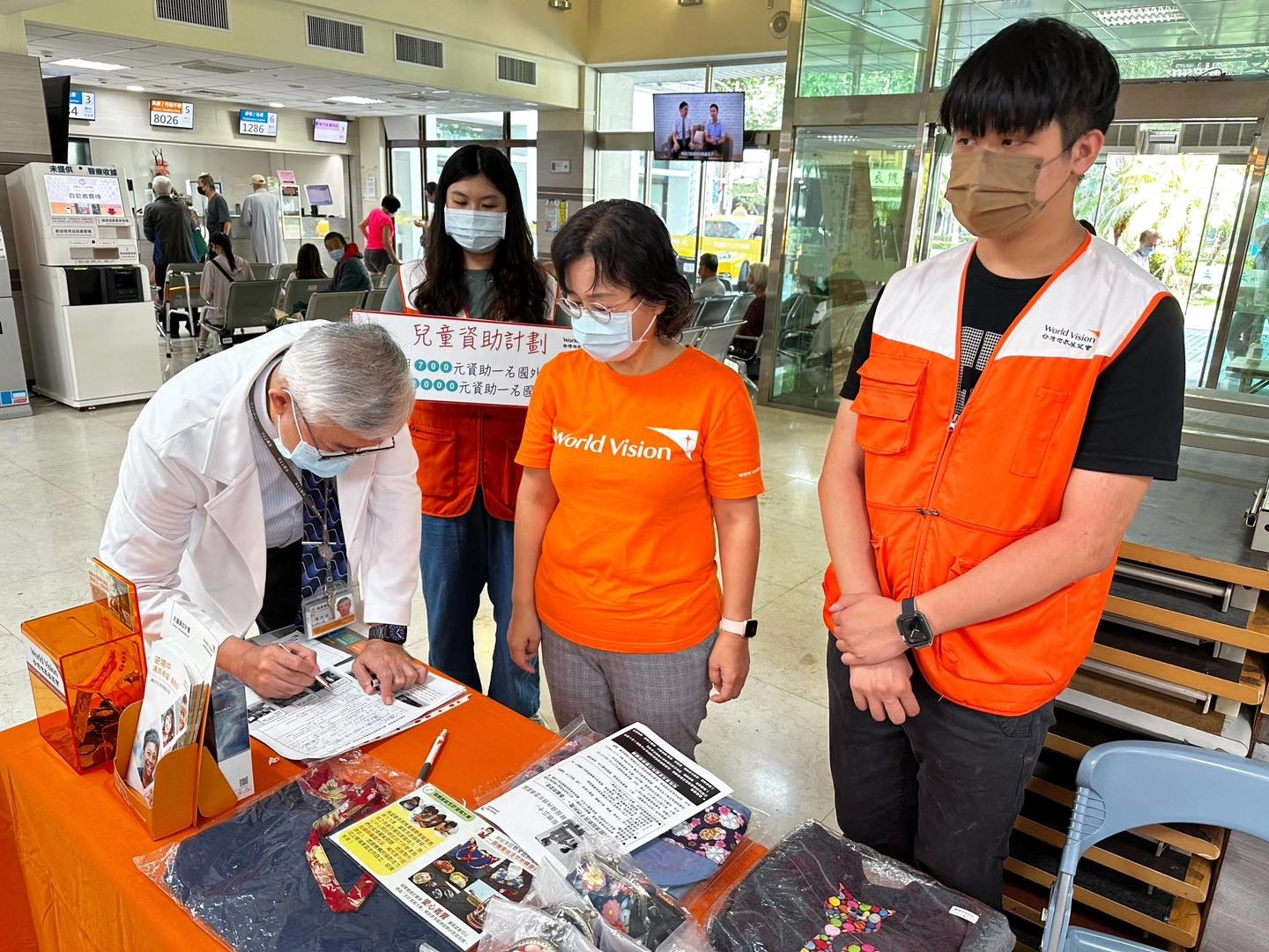 大同醫院院長現場響應國內資助計畫,每月2000元資助一名國內兒童。