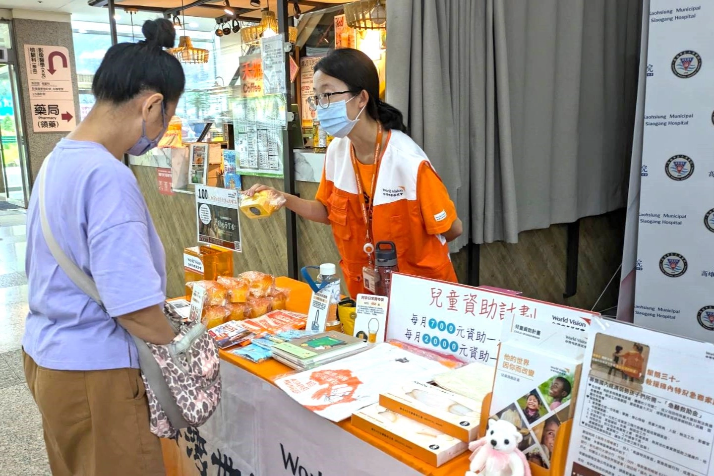 愛心民眾購買『愛的麵包』存錢筒,以零錢存滿愛。