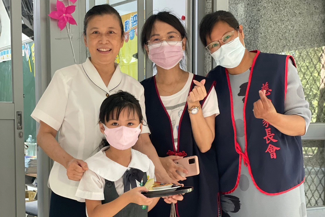 家長會精心準備「上午茶」時間,讓孩子下課時為老師奉上一份點心