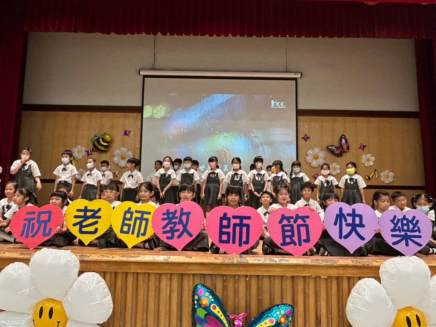 三年級孩子透過「聽我說謝謝你」手語展演,感謝師恩