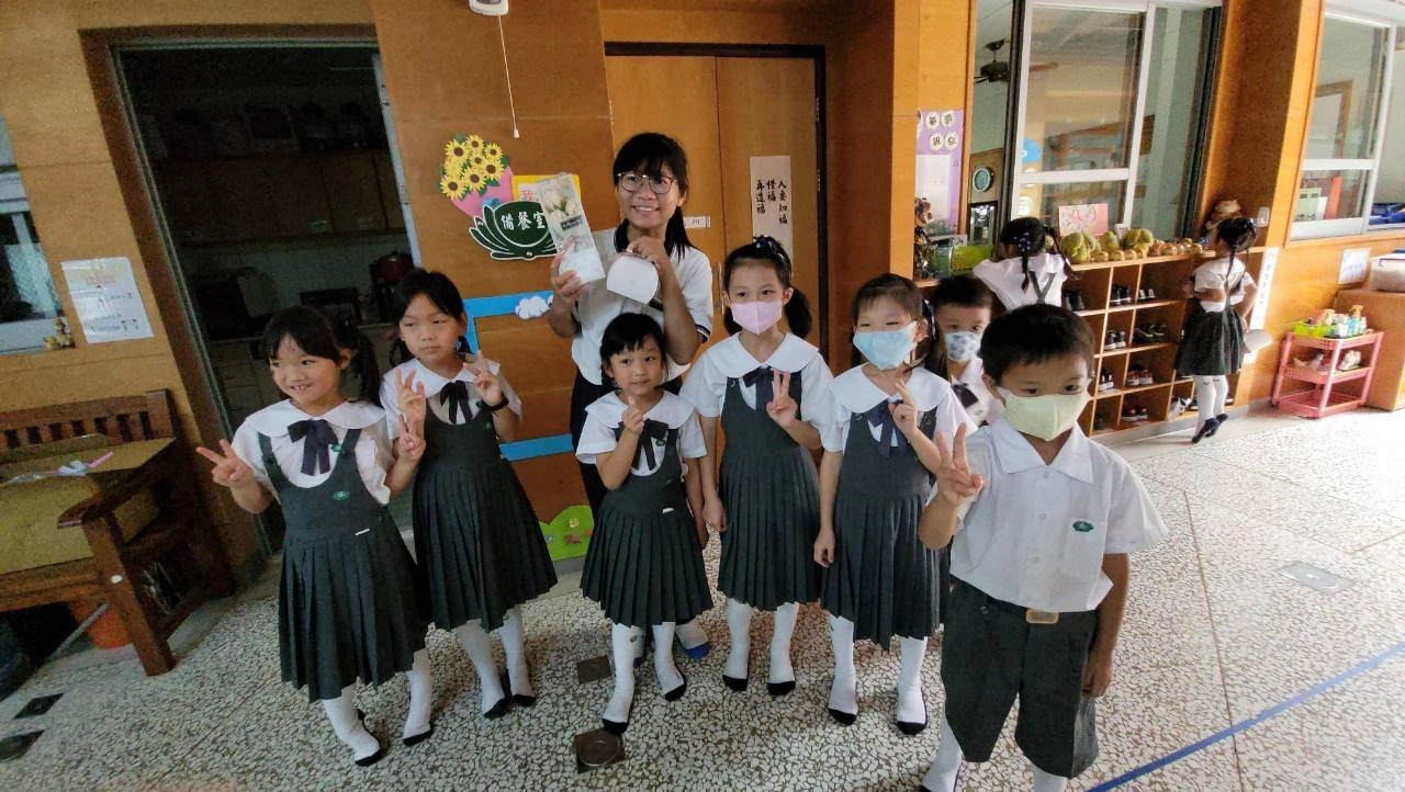 一年級孩子到幼兒園感恩老師,並獻上花與祝福