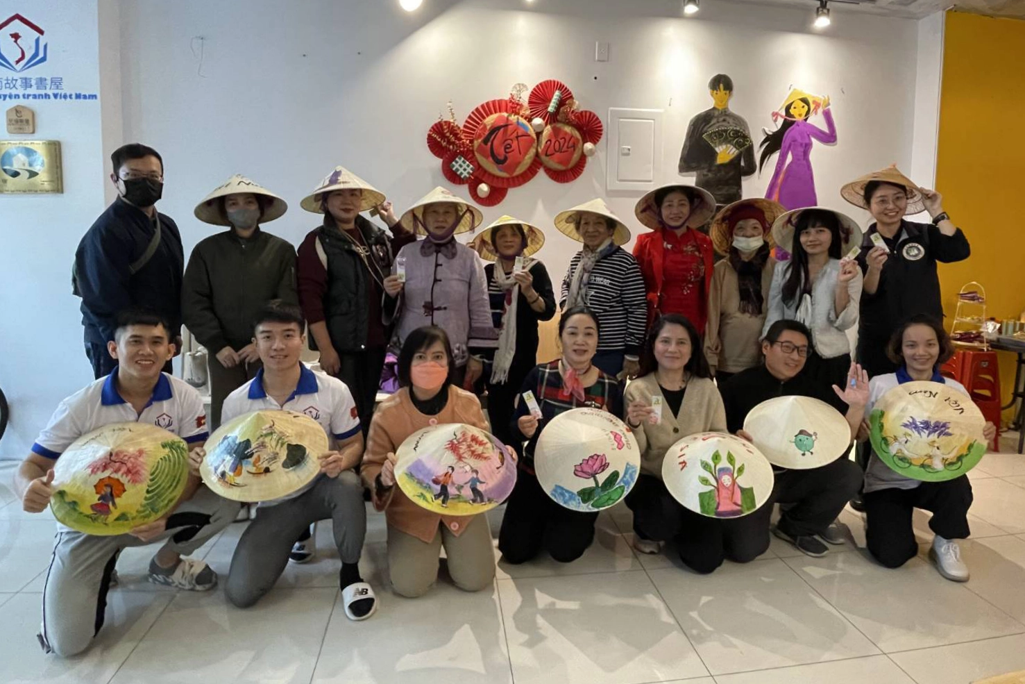 新住民學員們彩繪出自己風格的越南斗笠後,興奮地戴上或手持與自己的作品合影。