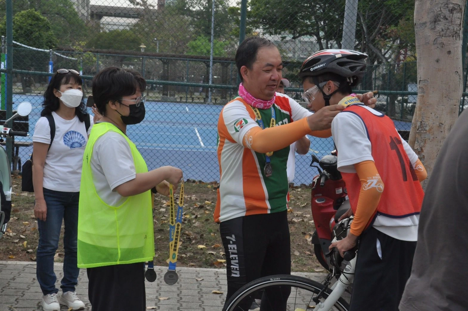 完賽終點為臺南慈中校門,由校長與家長會長親自為同學掛上獎牌。