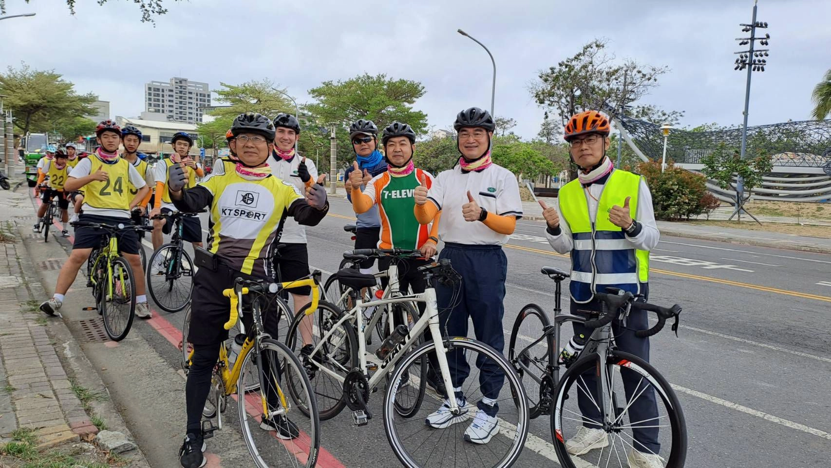 臺南慈中最強領騎團隊,前排右起陳雲亮主任、姚智化校長、徐榮勝會長、張博仁前會長、曾愛達老師、蘇秉夆前會長。