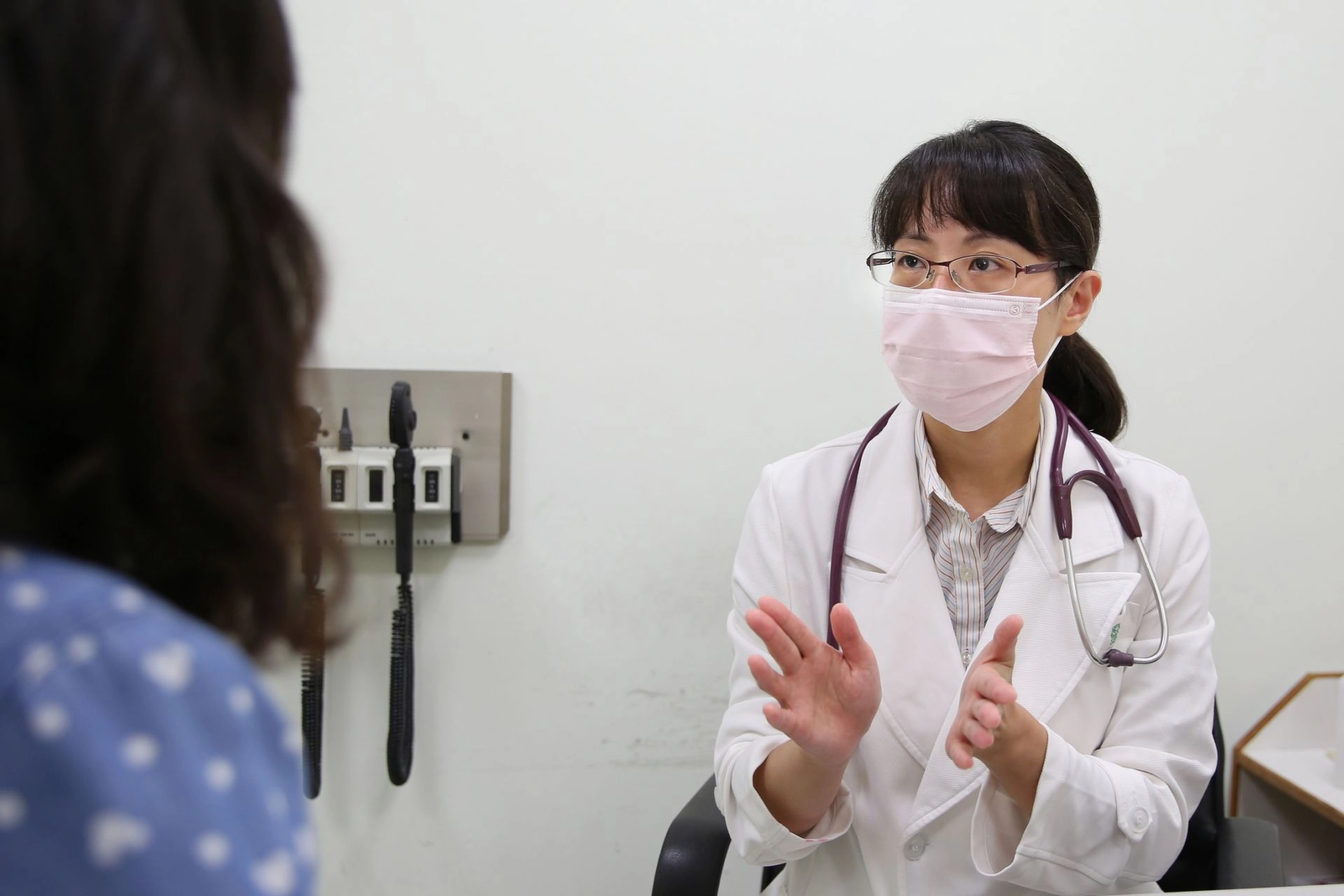 花蓮慈濟醫院感染科主任黃妙慧建議,民眾進入有草叢的地方,可塗抹防蟲、驅蟲劑,應穿著長袖、長褲,或是將襪子套在褲管上,避免恙蟲鑽入、返家後先去沐浴並換洗全部衣物,都是很好的自我保護方法,減少被恙蟲叮咬的機會。