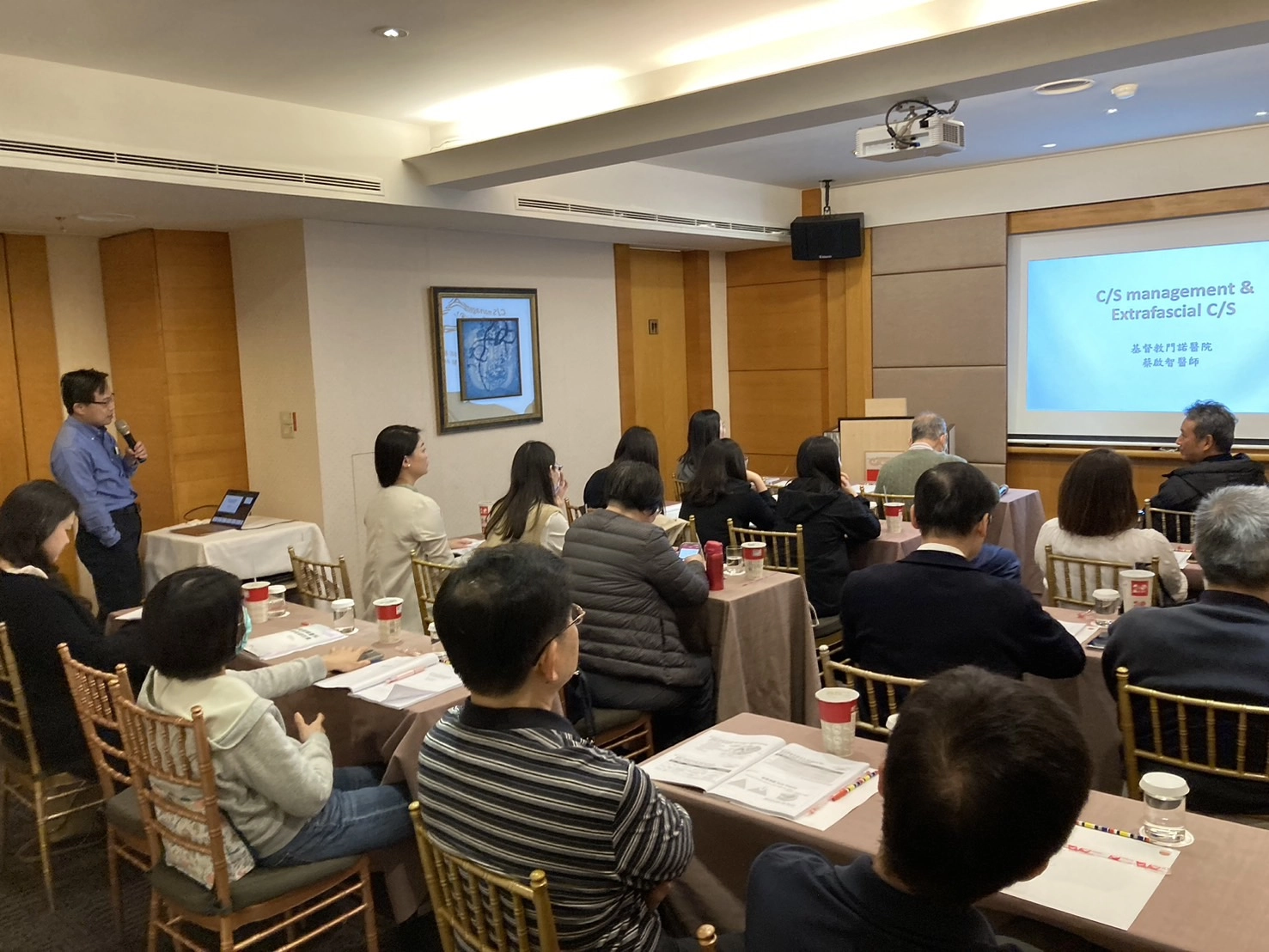 門諾醫院產科主任蔡啟智分享的剖腹產傷口處置及腹膜外剖腹產的方式及實證,引起研討會在場醫師熱烈討論,紛紛分享各院所的手術作法。