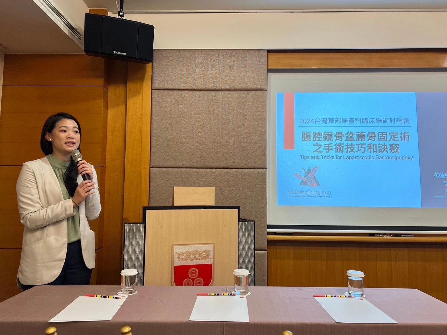 花蓮慈濟醫院婦科主任李佩蓁分享腹腔鏡骨盆薦骨固定術的手術經驗,以及微創骨盆重建手術的優勢。