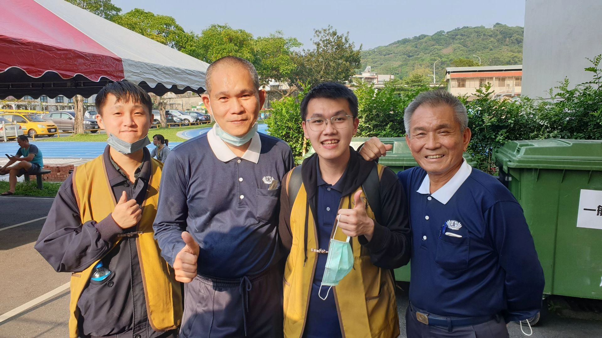 中午用餐時遇到慈濟志工邀約,陳盈竹和楊景湧便一起去參與志工服務