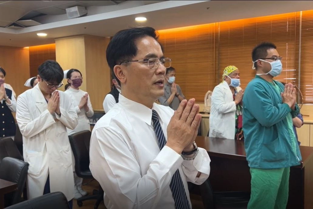 在頻繁的餘震中,林欣榮院長帶領與會同仁一起祈禱,祈求平安與祥和。