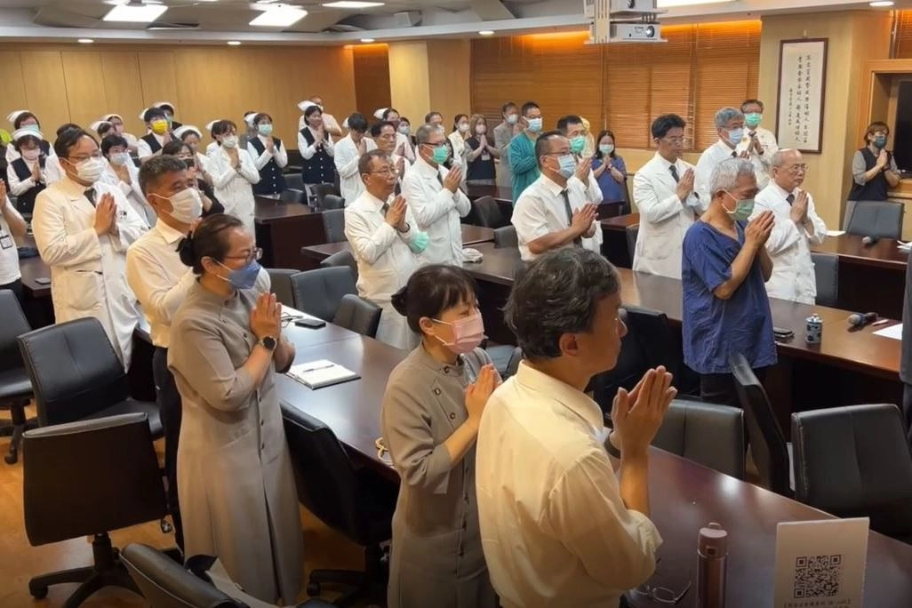 在頻繁的餘震中,林欣榮院長帶領與會同仁一起祈禱,祈求平安與祥和。