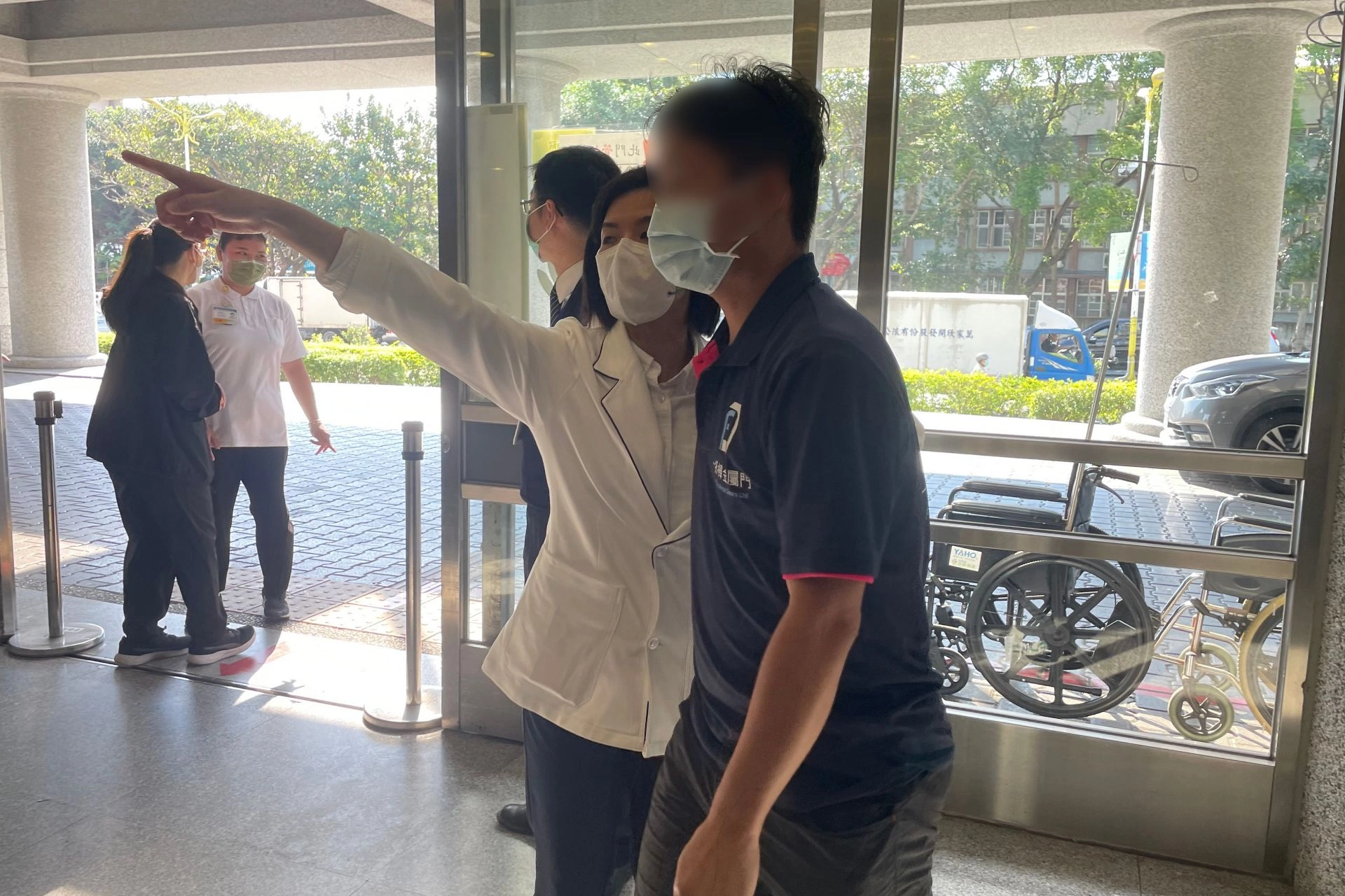 多位社工師穿梭各傷區,協助家屬尋找病人,引導住院病人、家屬進出。