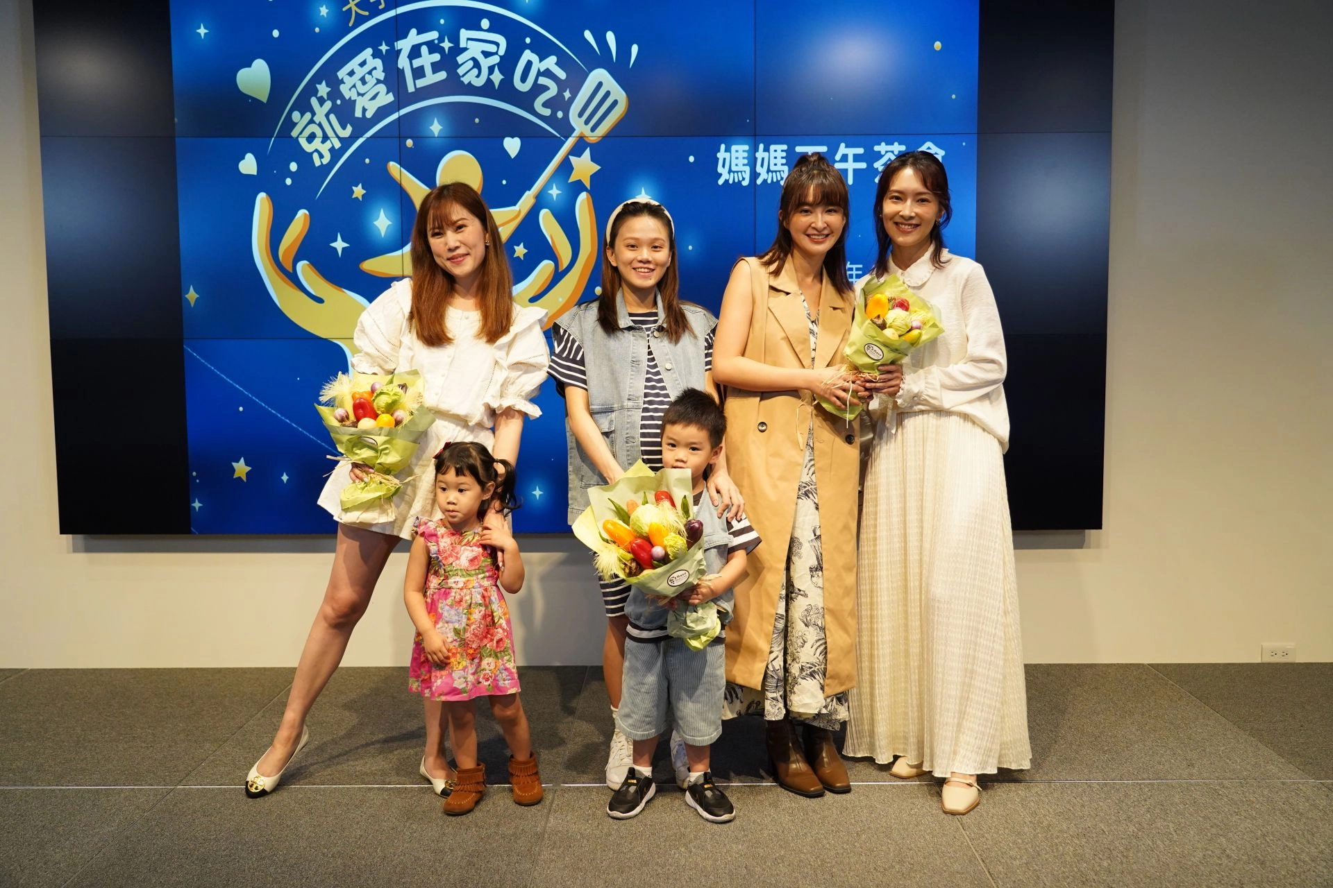 左起:兒童主持人佘珊珊、網紅媽媽陳彥婷跟兒子黃金、薛妞妞、陳瑋薇