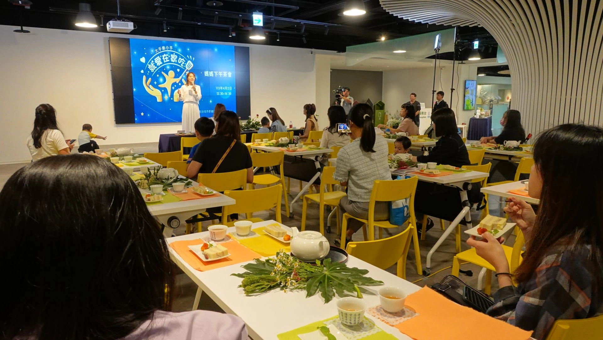 大愛電視舉辦「大手牽小手 就愛在家吃」記者會,倡議兒少食育從家庭做起。