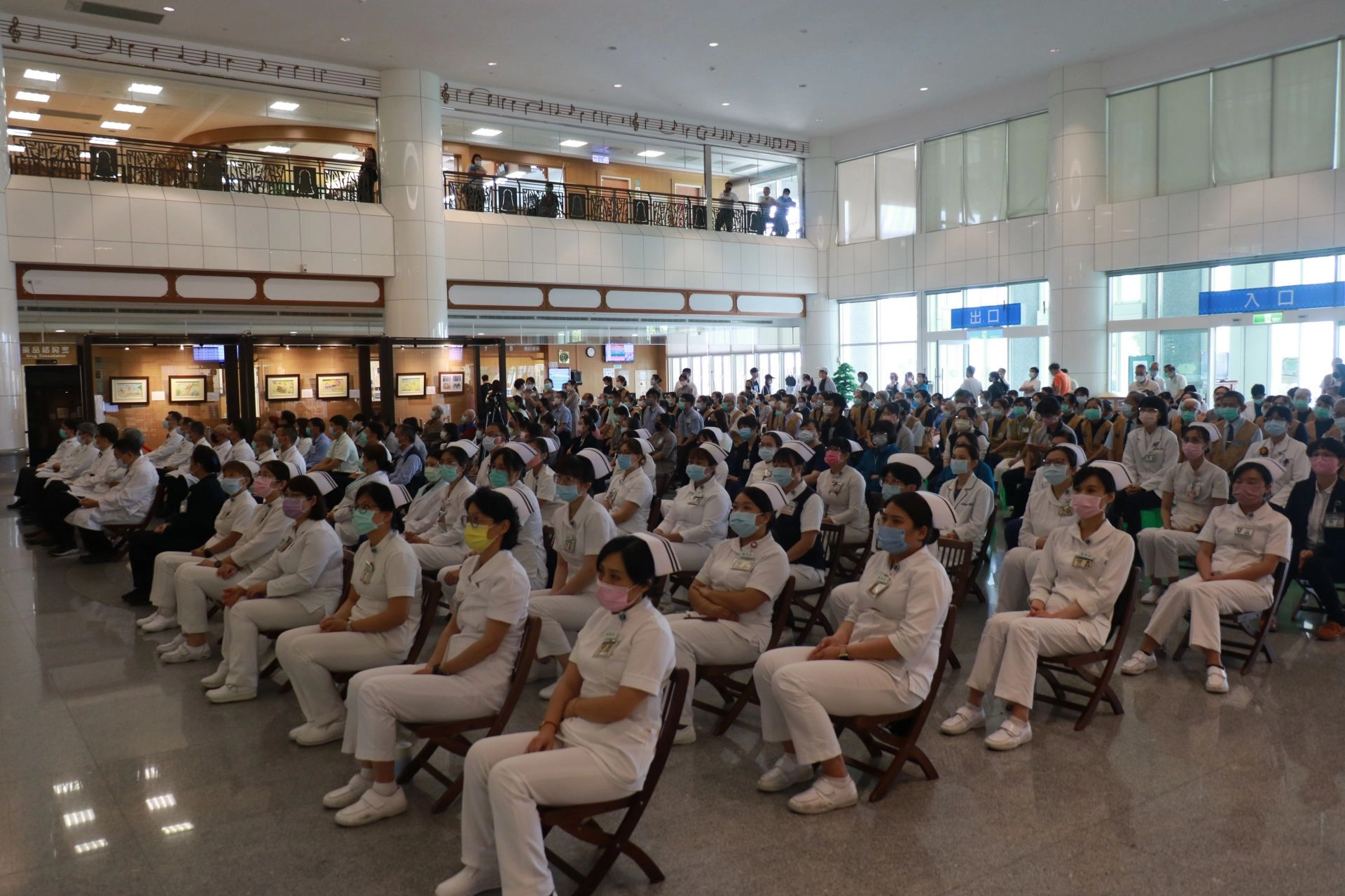 台中慈院利用午休時間在大廳舉辦祈福會,醫護同仁踴躍出席。