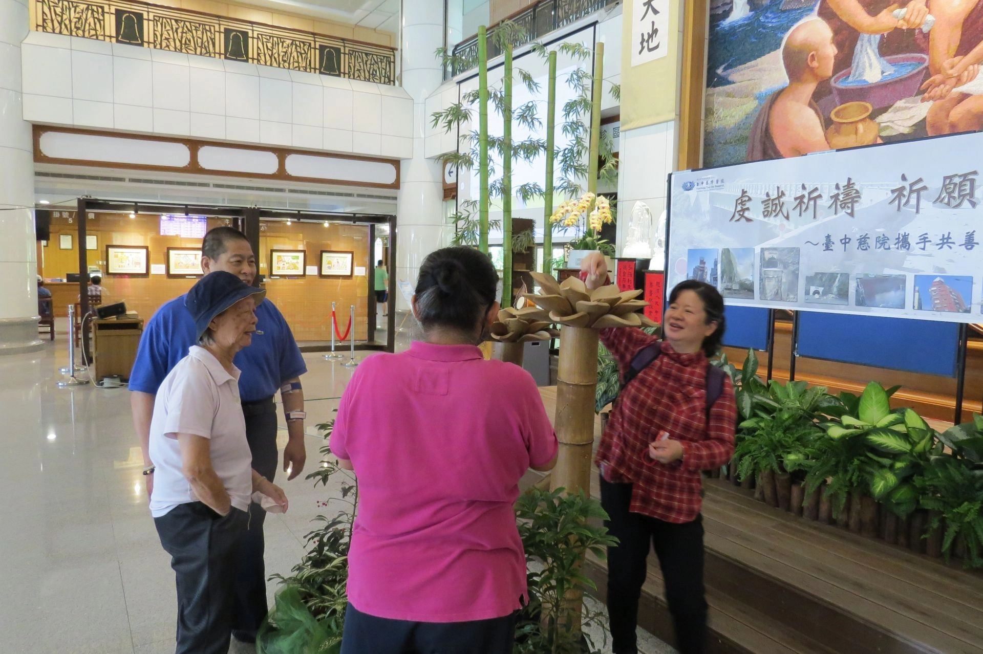 鄒王蘭清女士(左一)在0403地震中回想起921地震的不安,捐款表達對災區的關懷。