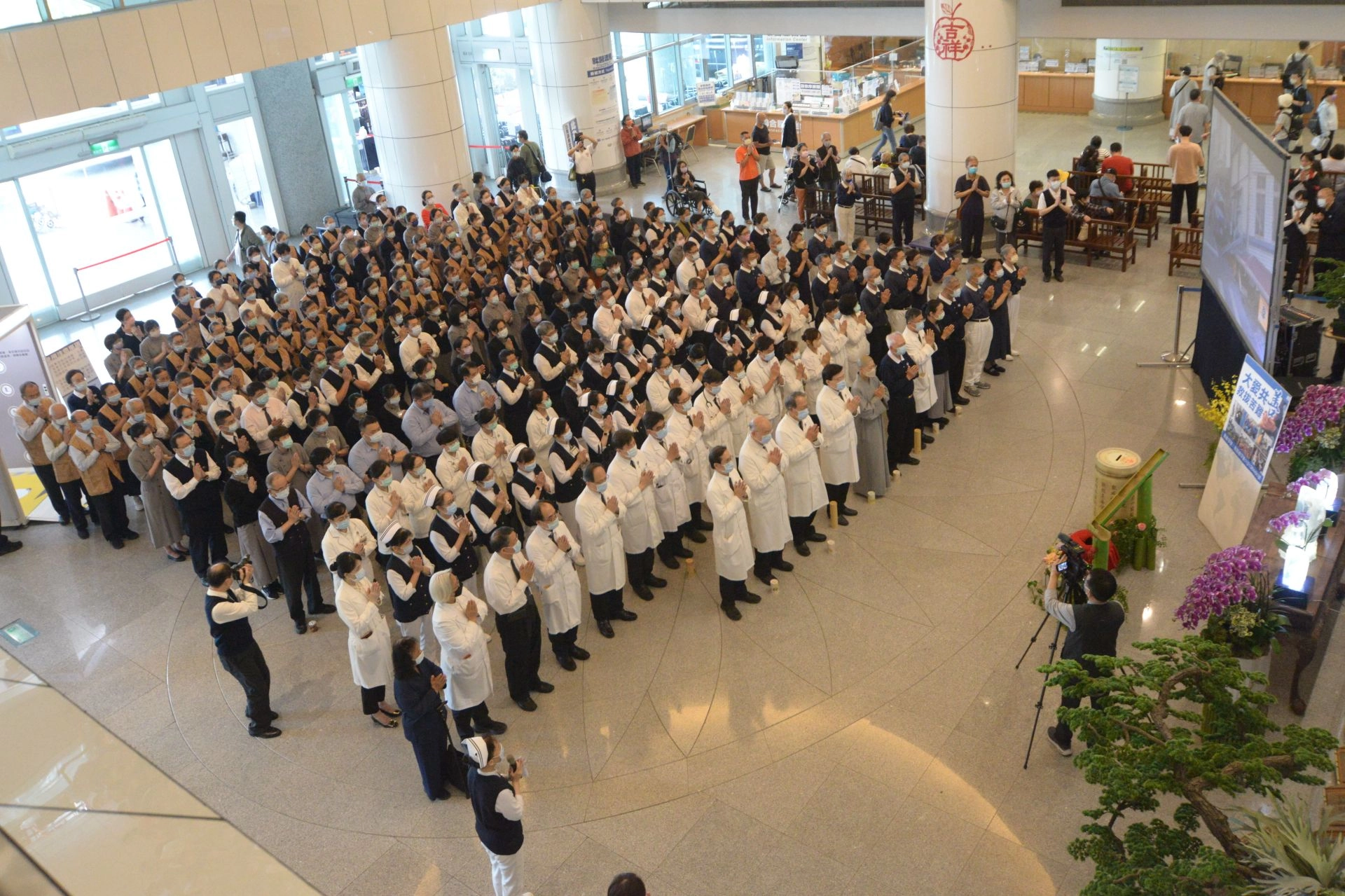 4月3日中午,慈濟舉辦「虔誠祈禱 祈願平安」祈福會。台北慈濟醫院趙有誠院長帶領同仁與志工祈禱祝福。