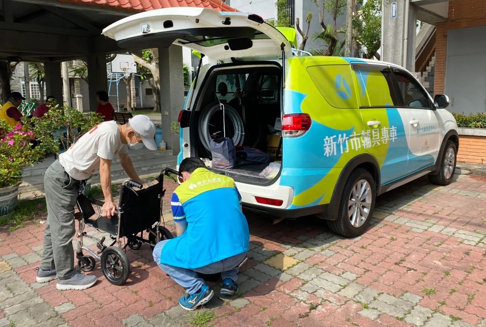 輔具專車服務為長輩們檢測並維修輪椅,幫助維持他們的行動能力。