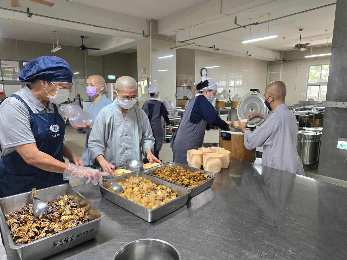0403花蓮地震發生後,慈濟靜思精舍立即啟動關懷機制,精舍師父立即投入人力製作熱食便當提供救援人員及災民使用。