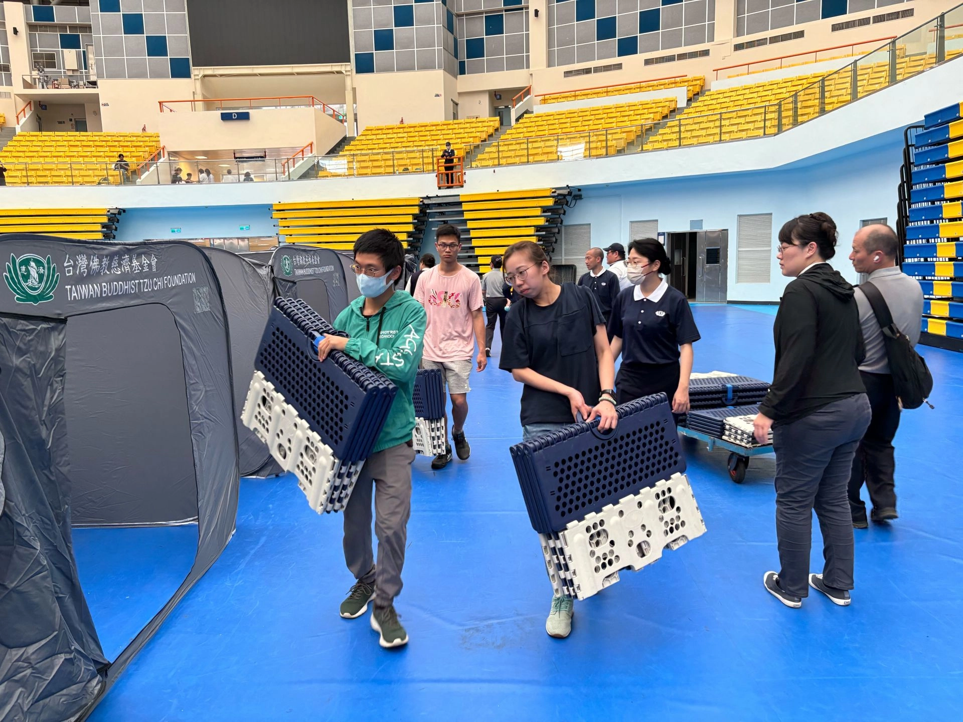 0403花蓮地震發生後,慈濟立即提供包括毛毯、福慧床、隔屏、帳篷、熱食、飲用水、能量飲等災害賑災物資。