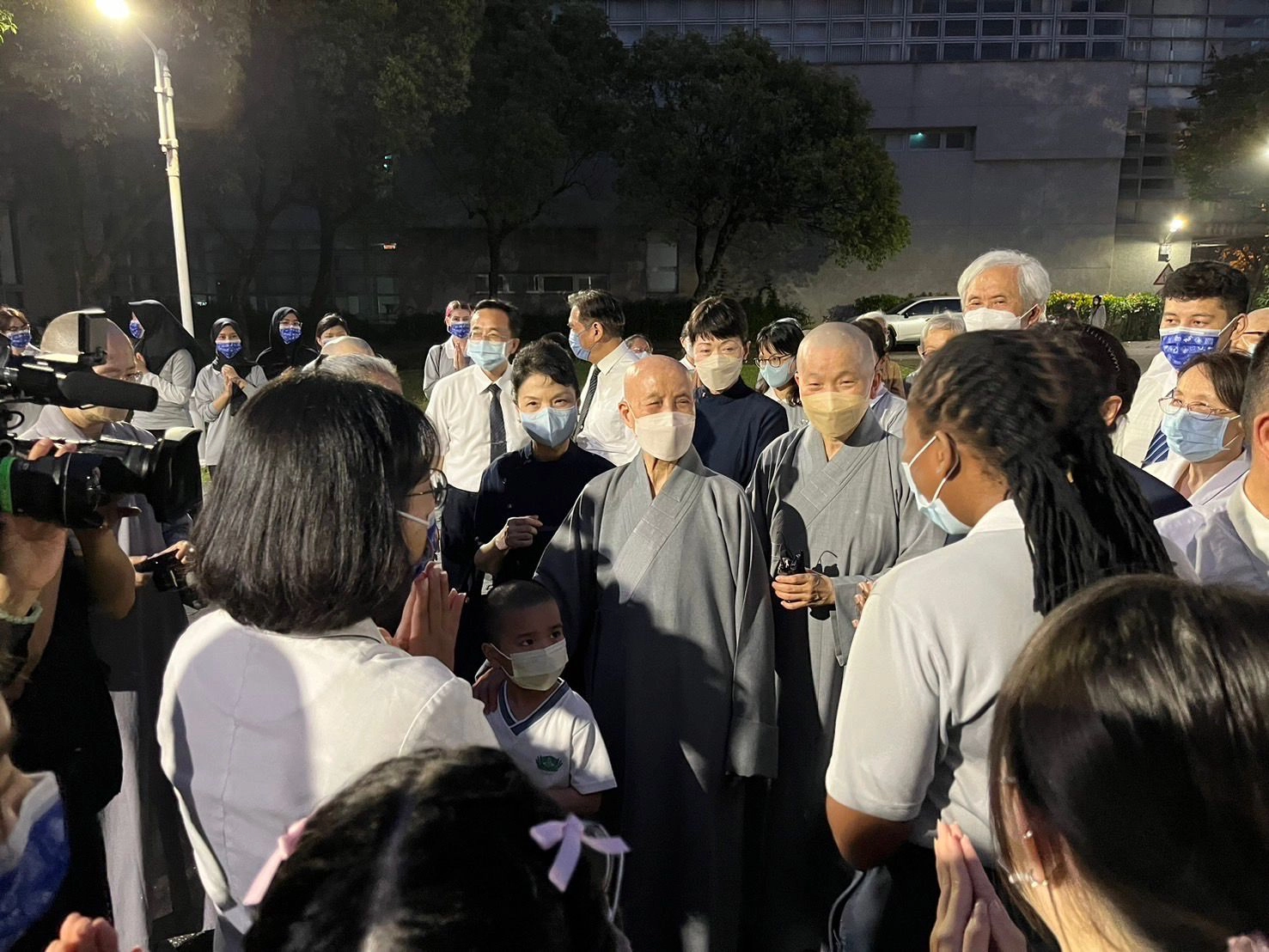 0403花蓮地震發生後,慈濟證嚴法師於3日下午特別前往花蓮地區醫院、學校等地親自了解與關懷。