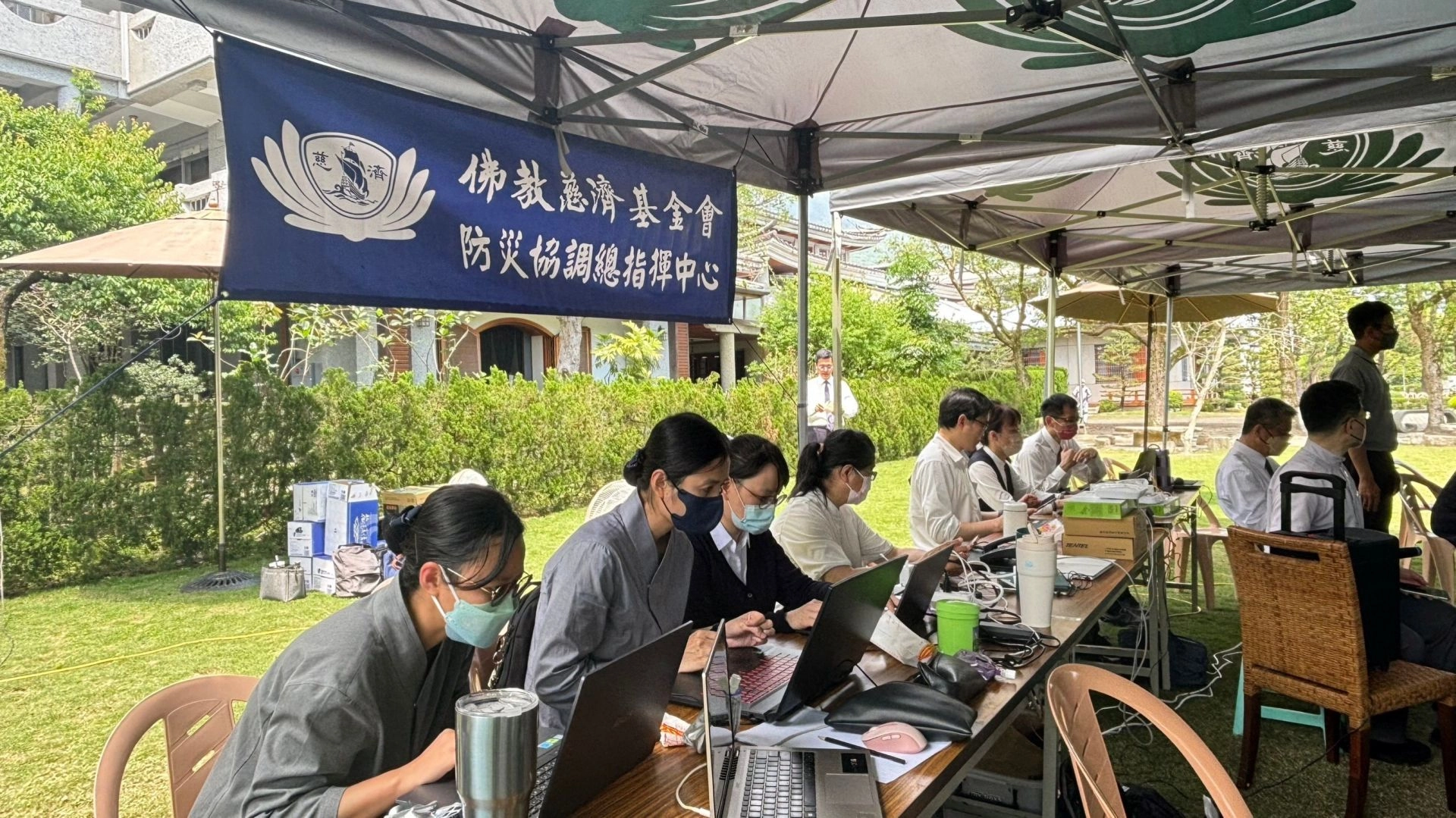 0403花蓮地震發生後,慈濟花蓮本會立即在靜思精舍戶外廣場成立災應關懷與應變中心,由慈濟證嚴法師親自坐鎮指揮與了解災情處理應變狀況。