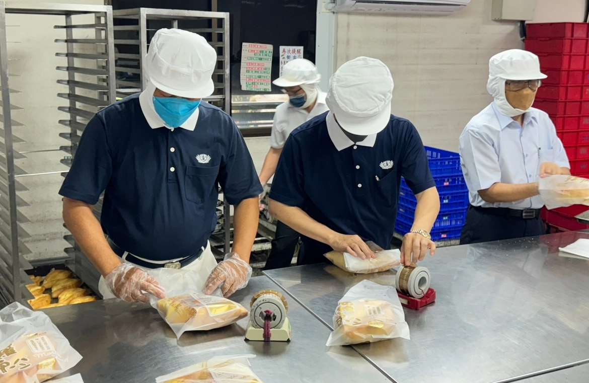 高雄慈濟志工與知名麵包店合作,兩千多個各式麵包暖心到花蓮。