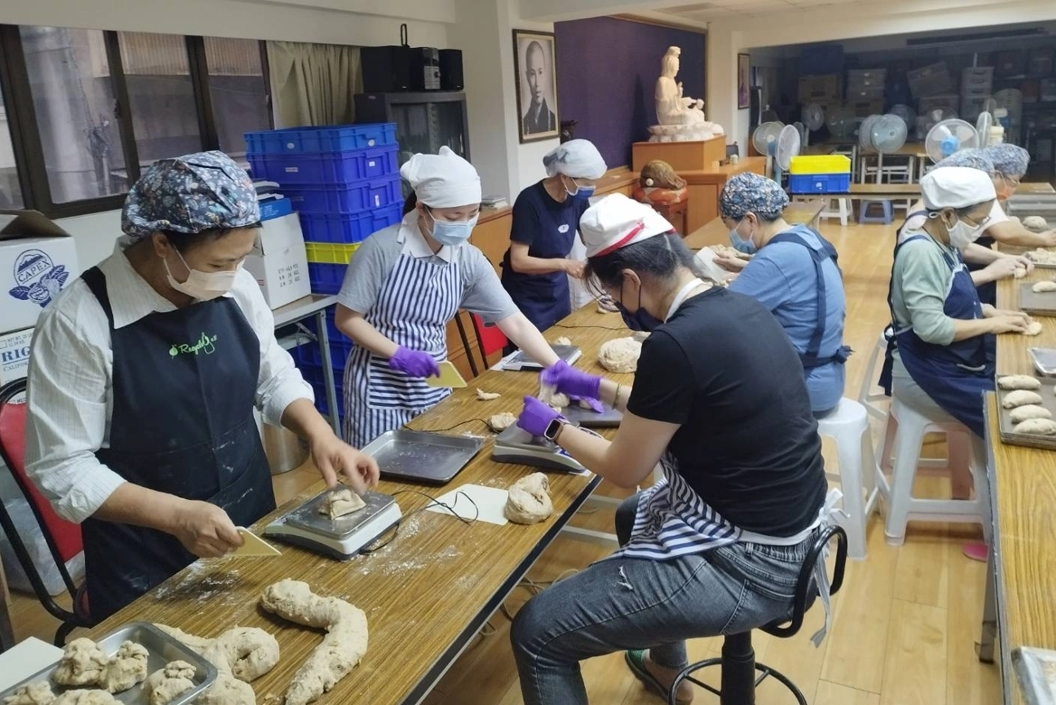台北市慈濟中山聯絡處有烘焙設備,與台鐵通車時間賽跑,志工自己動手做,盡速送往花蓮。